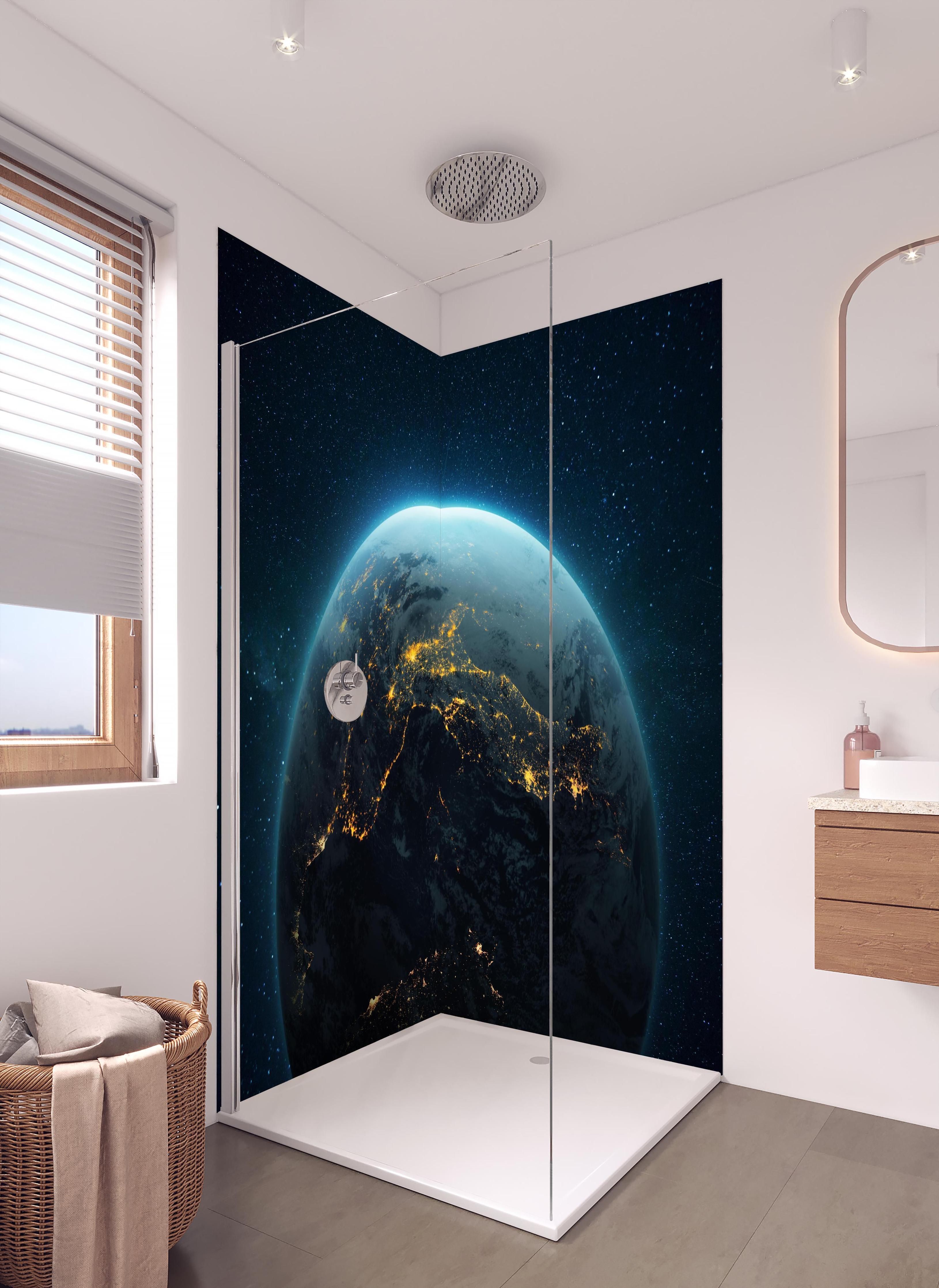 Duschrückwand - Globus mit nächtlichen gelben Lichtern der Megastädte in hellem Badezimmer mit Regenduschkopf - zweiteilige Eck-Duschrückwand