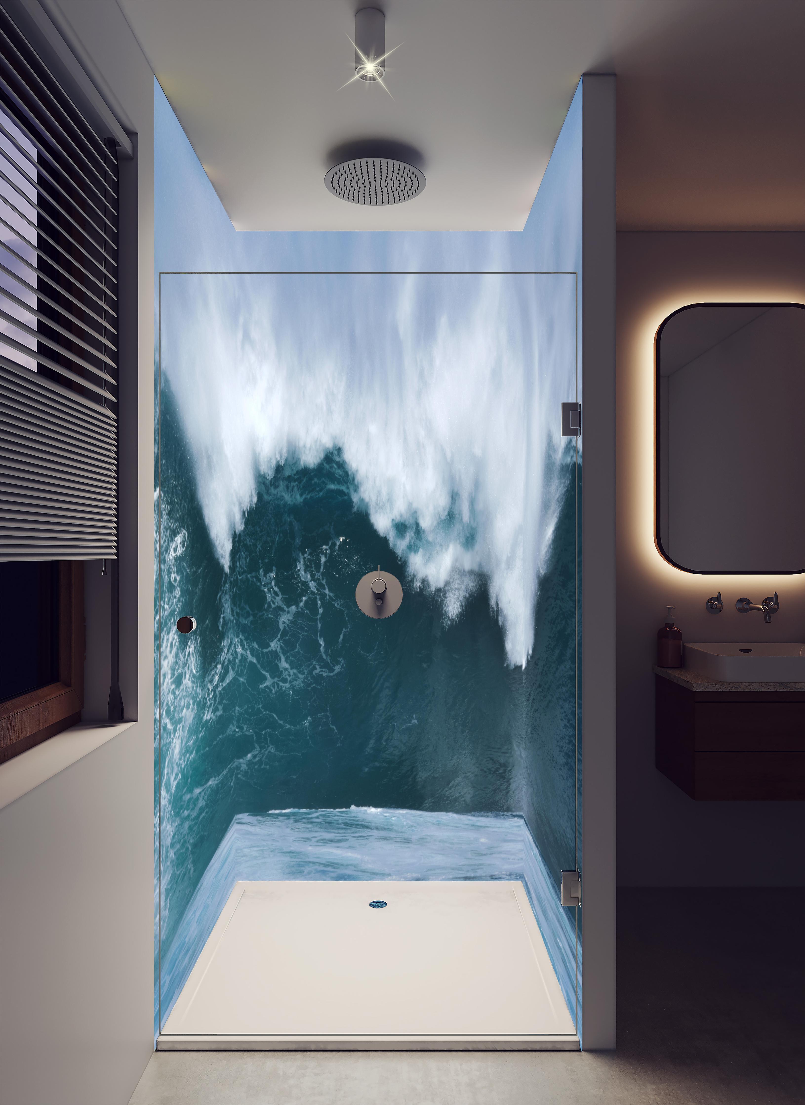 Duschrückwand - Große Welle im Ozean in luxuriöser Dusche mit Regenduschkopf