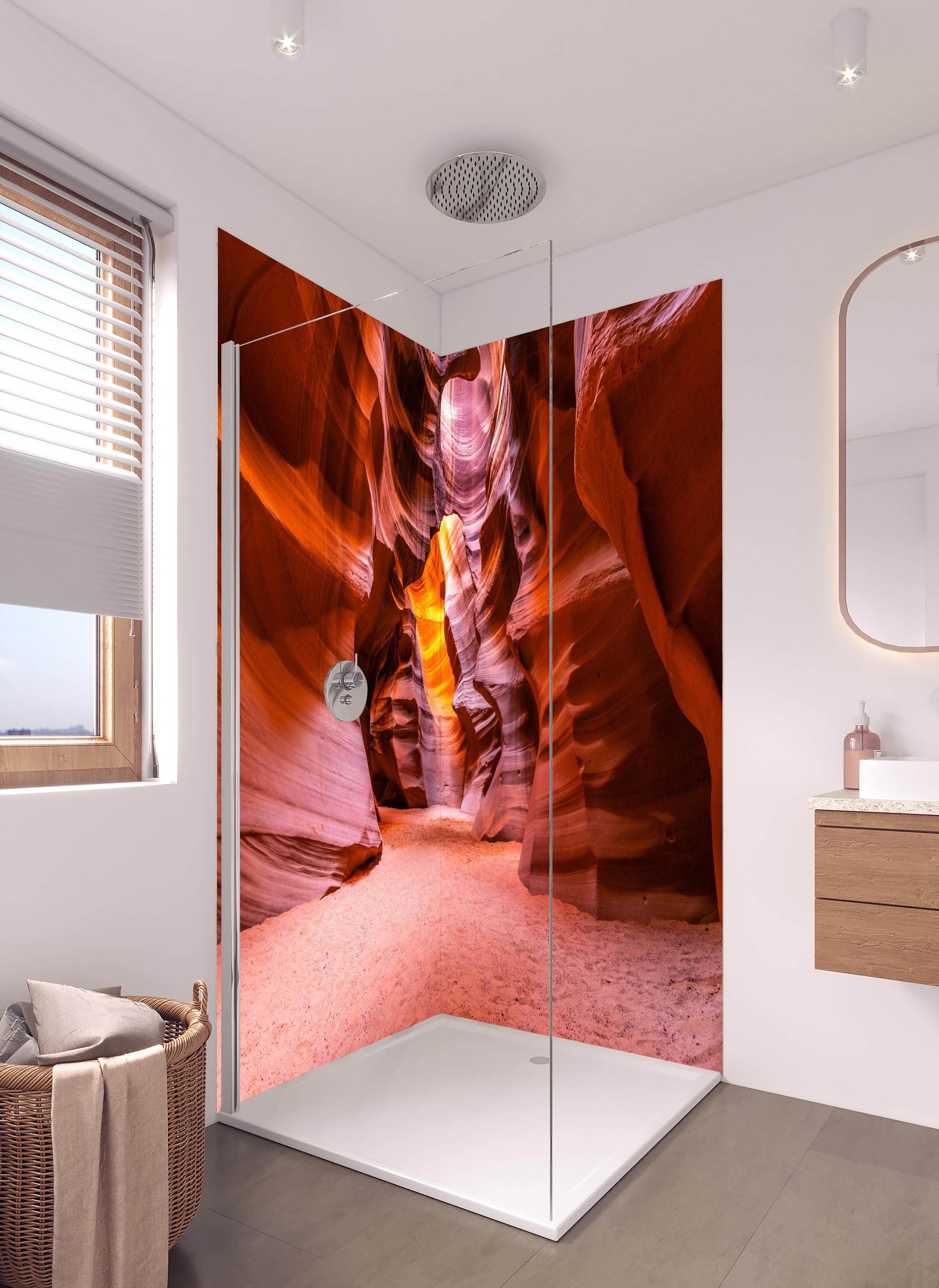 Duschrückwand - Grund des Antelope Canyon in Arizona in hellem Badezimmer mit Regenduschkopf - zweiteilige Eck-Duschrückwand
