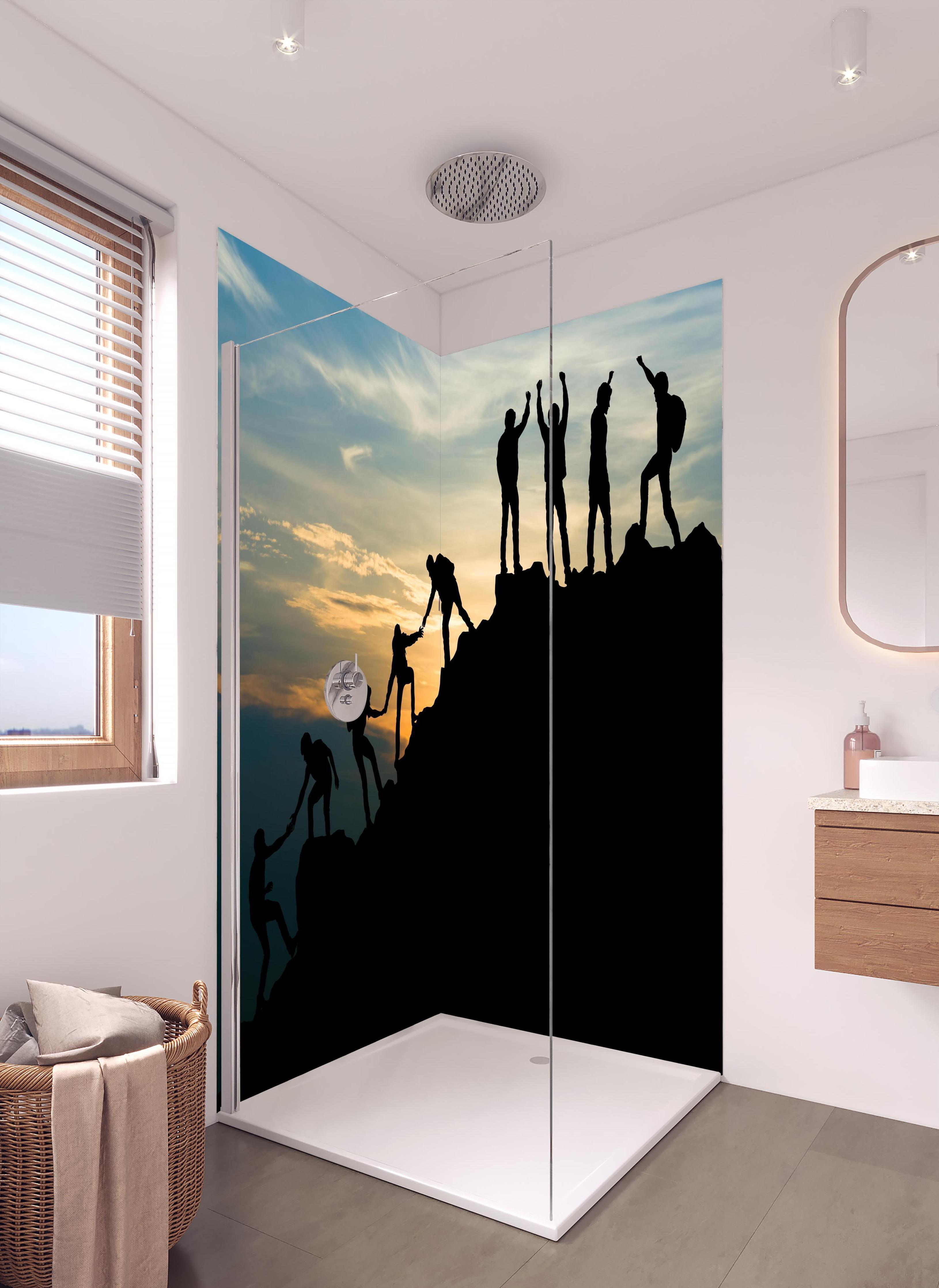 Duschrückwand - Gruppe von Menschen auf dem Gipfel in hellem Badezimmer mit Regenduschkopf - zweiteilige Eck-Duschrückwand