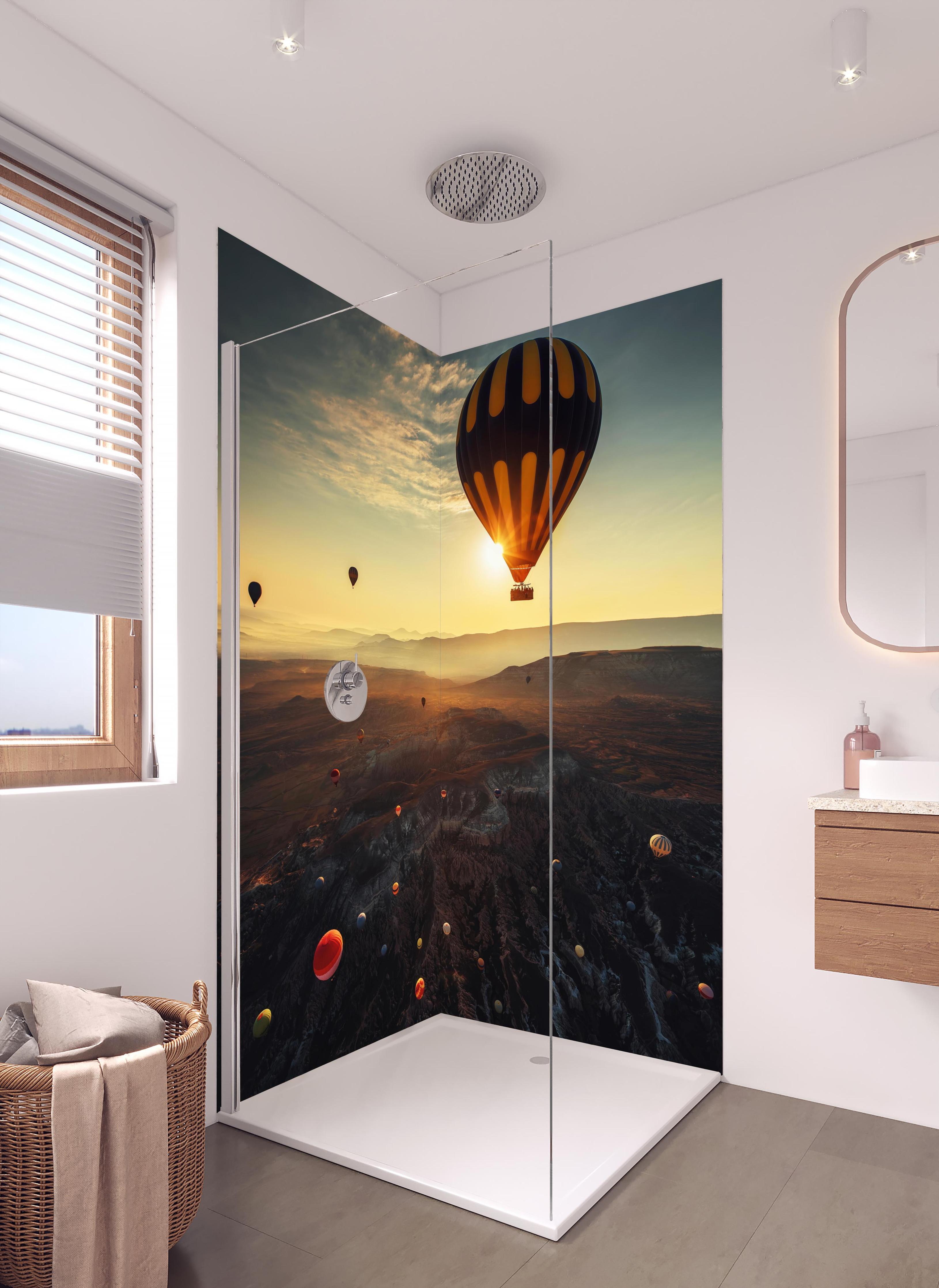 Duschrückwand - Heißluftballons fliegen über das Tal von Kappadokien in hellem Badezimmer mit Regenduschkopf - zweiteilige Eck-Duschrückwand