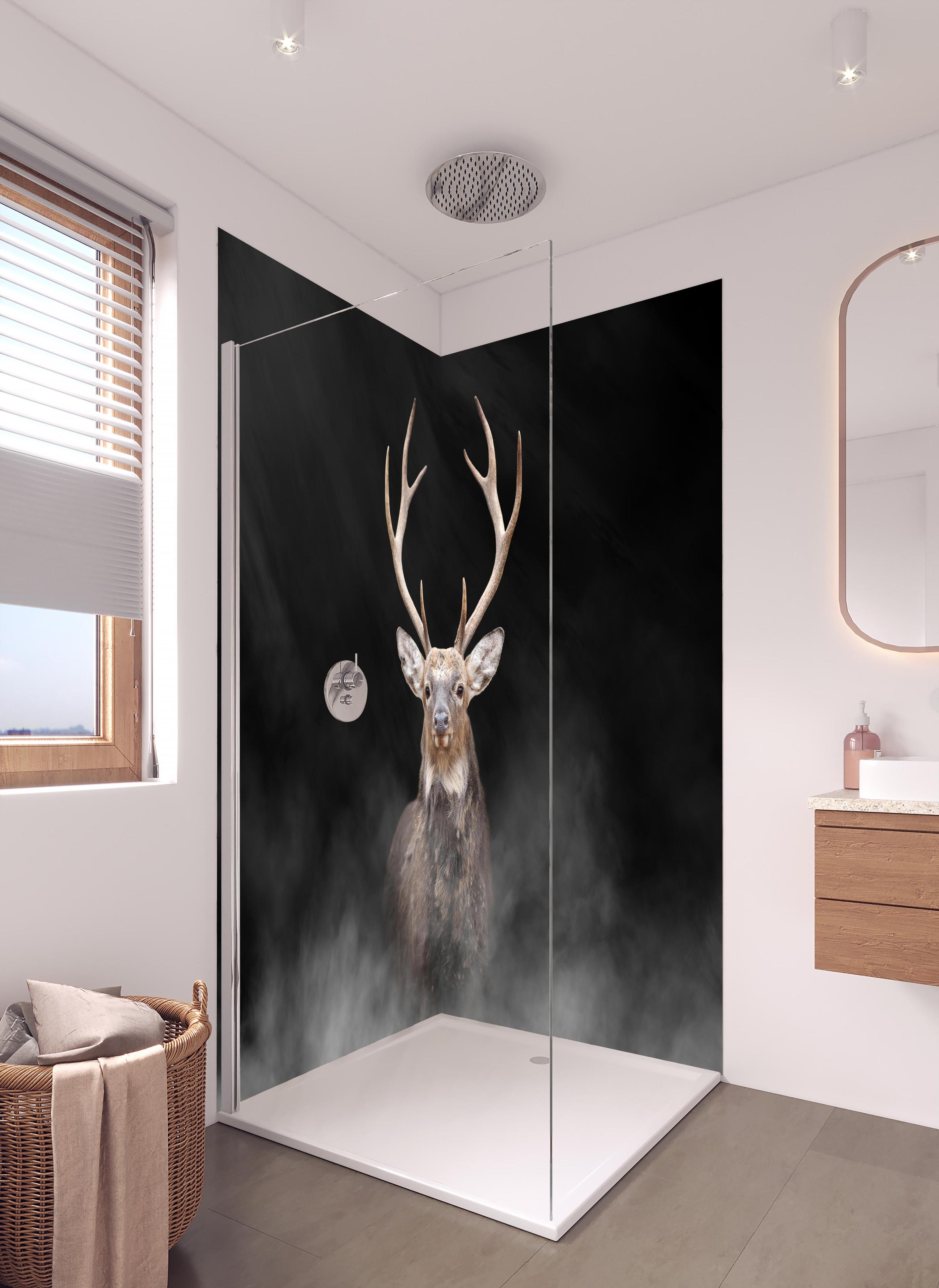 Duschrückwand - Hirsch frontal im Nebel in hellem Badezimmer mit Regenduschkopf - zweiteilige Eck-Duschrückwand