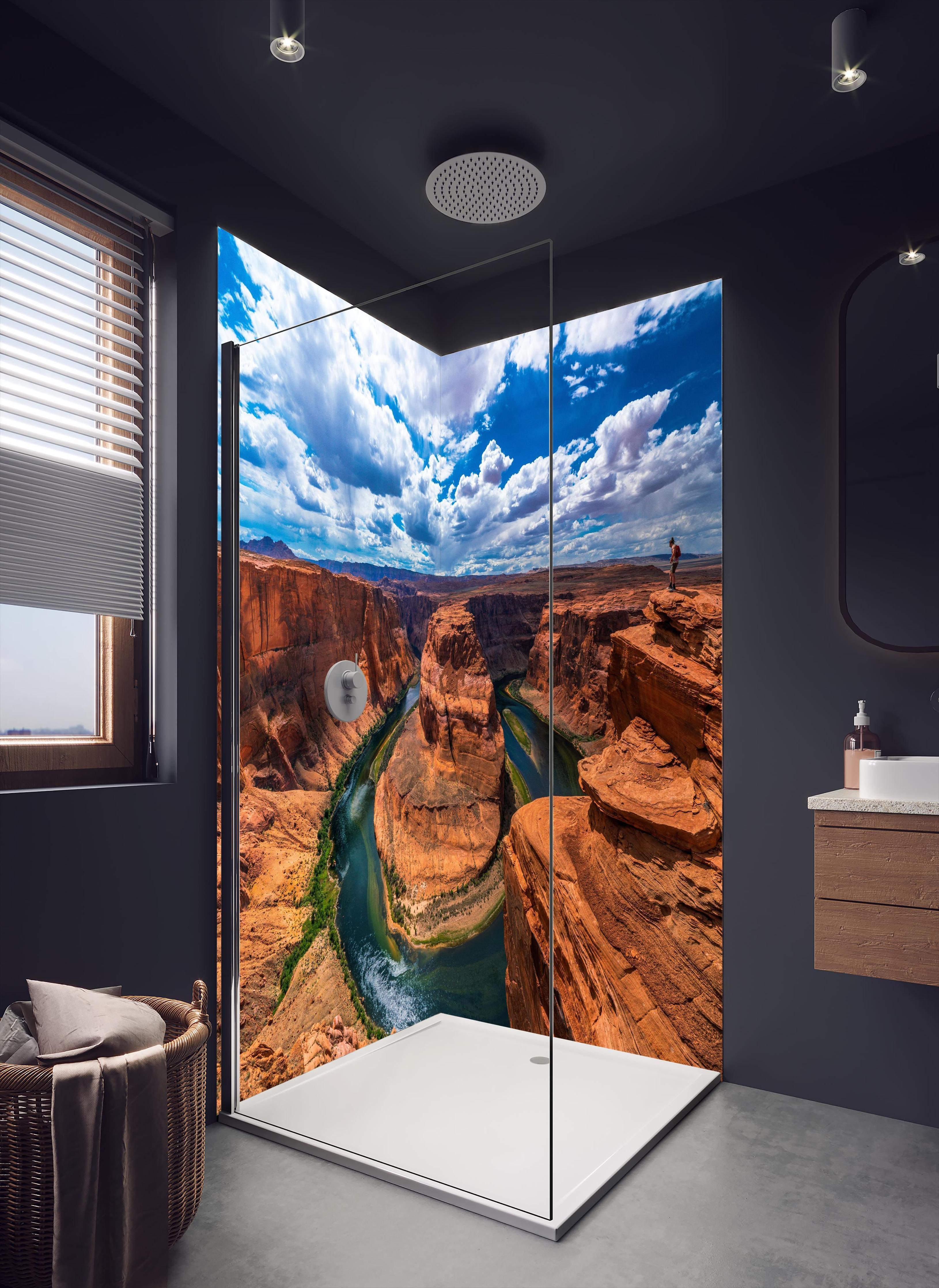 Duschrückwand - Horseshoe Bend Tal in Arizona bei Tag in dunklem Badezimmer mit Regenduschkopf