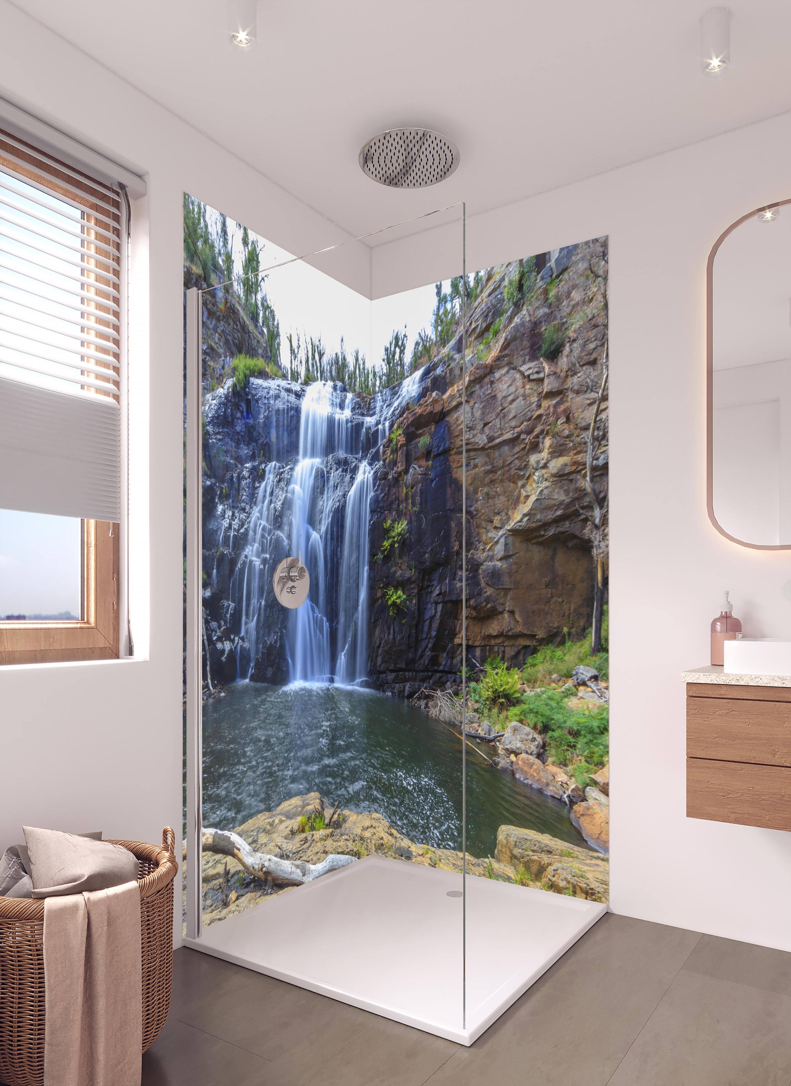 Duschrückwand - Idyllischer Wasserfall in New South Wales Australien in hellem Badezimmer mit Regenduschkopf - zweiteilige Eck-Duschrückwand