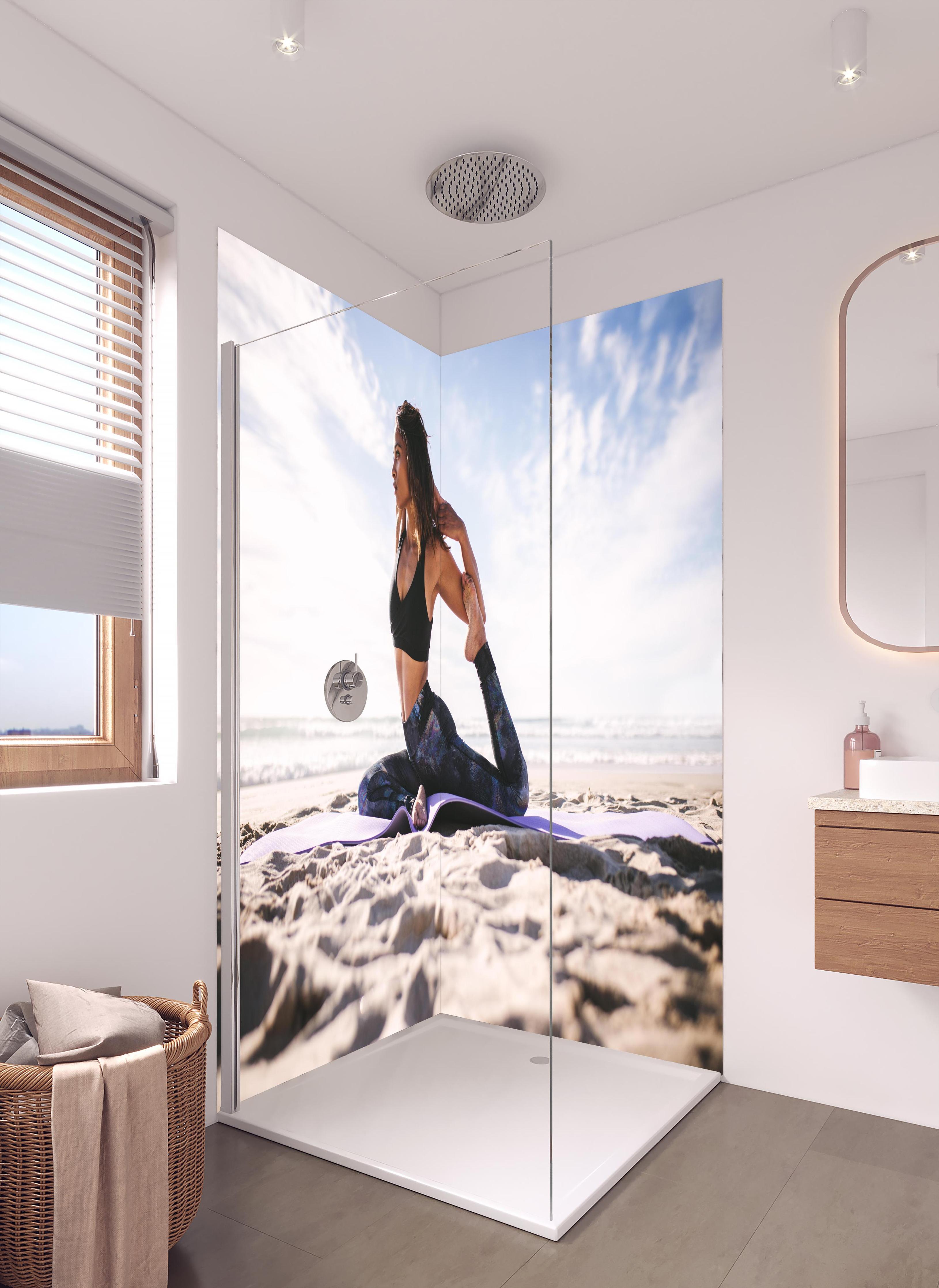 Duschrückwand - Junges Mädchen in King Pigeon Yoga Pose am Strand in hellem Badezimmer mit Regenduschkopf - zweiteilige Eck-Duschrückwand