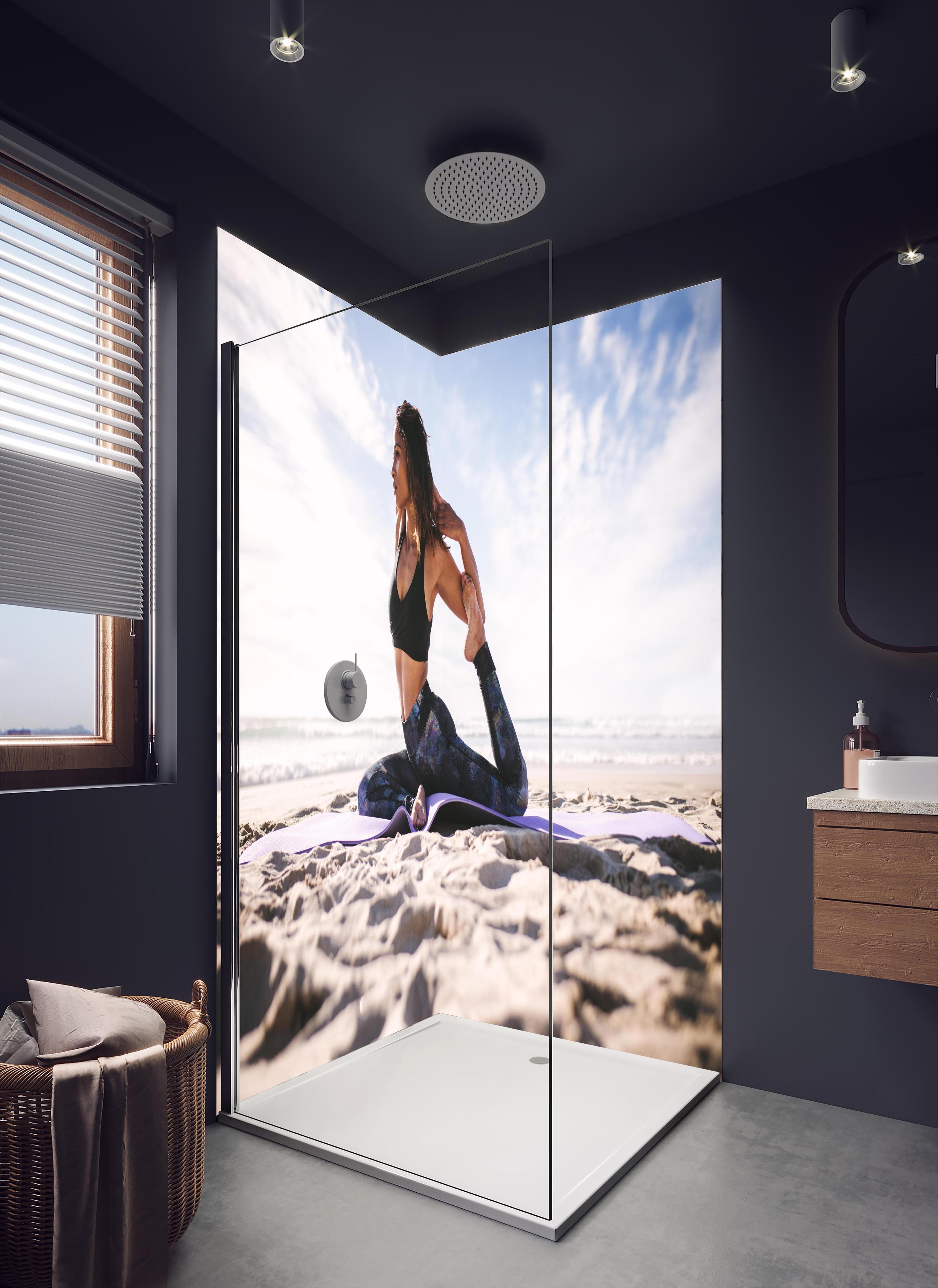 Duschrückwand - Junges Mädchen in King Pigeon Yoga Pose am Strand in dunklem Badezimmer mit Regenduschkopf