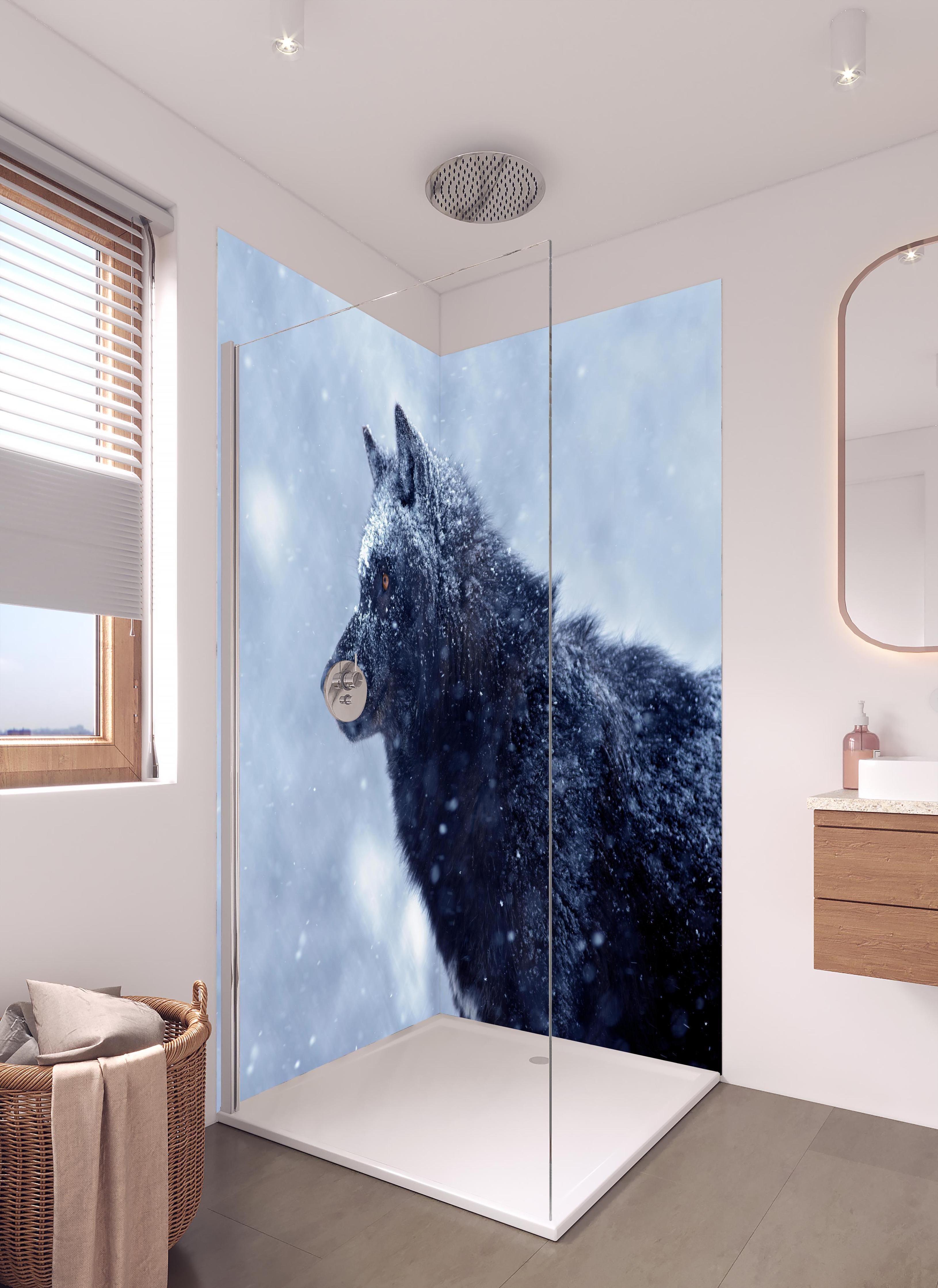 Duschrückwand - Kanadischer Wolf im Schneefall in hellem Badezimmer mit Regenduschkopf - zweiteilige Eck-Duschrückwand