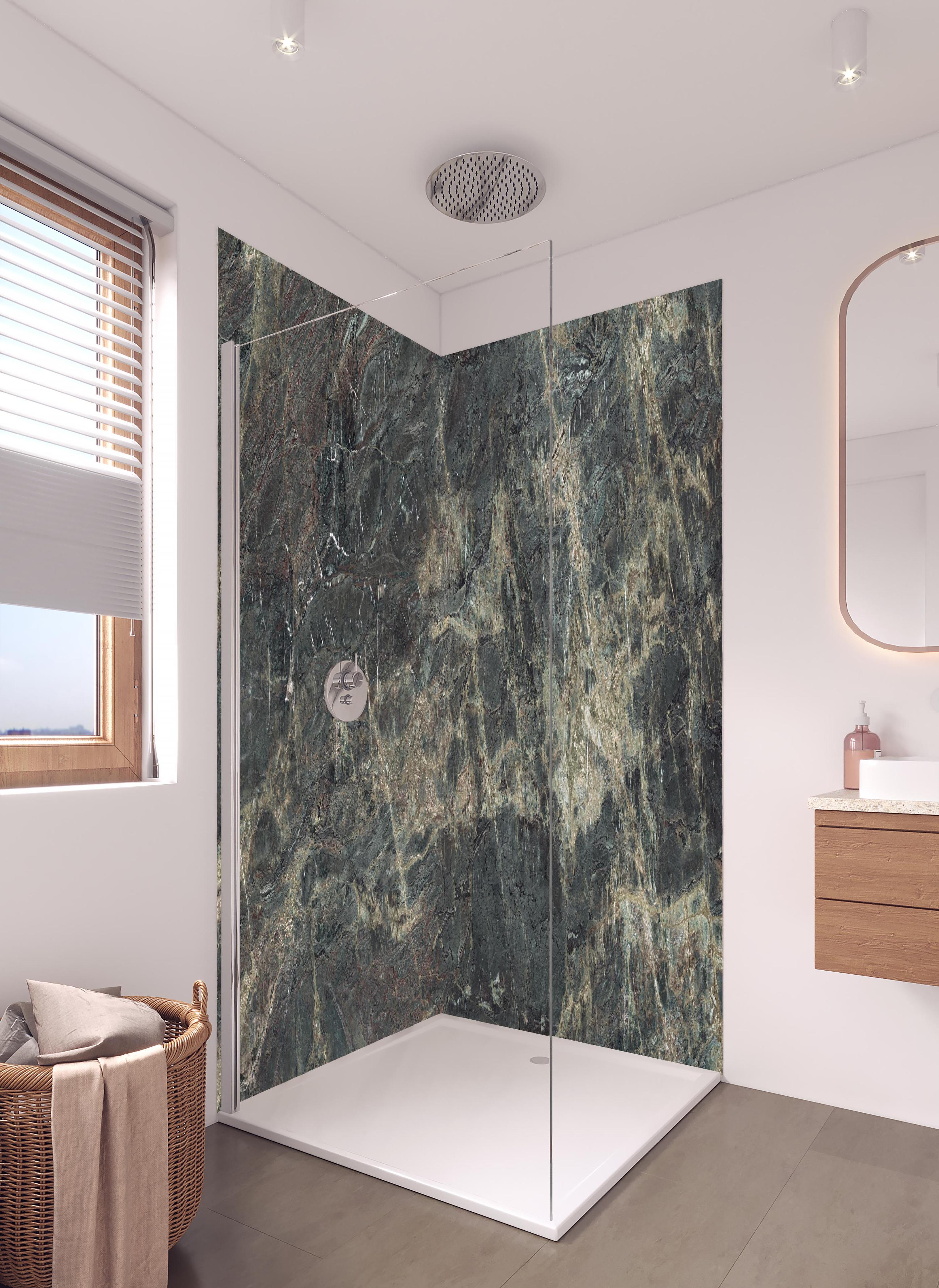 Duschrückwand - Keramik Amazonian Jade in hellem Badezimmer mit Regenduschkopf - zweiteilige Eck-Duschrückwand