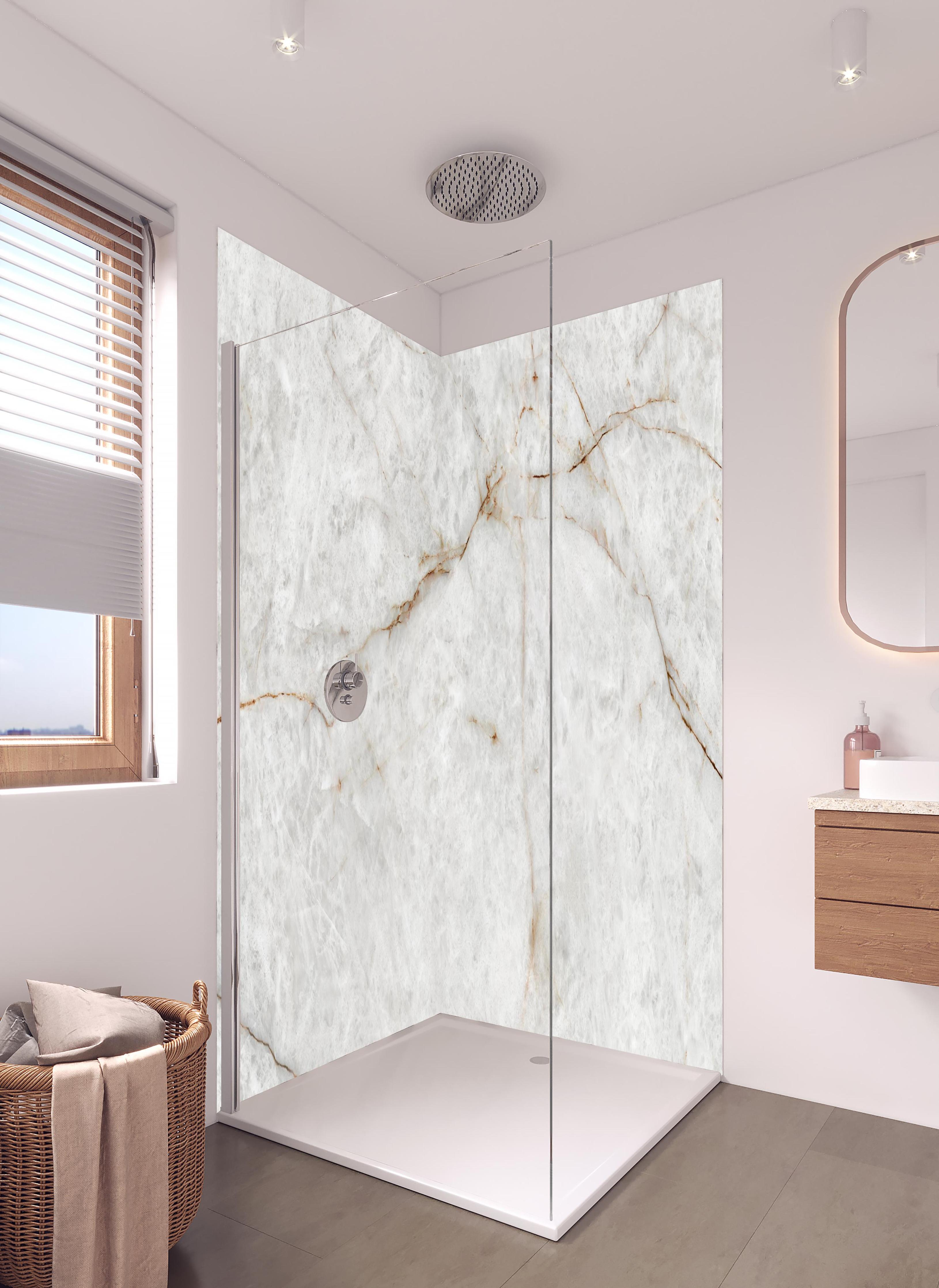 Duschrückwand - Keramik Marble Gold in hellem Badezimmer mit Regenduschkopf - zweiteilige Eck-Duschrückwand