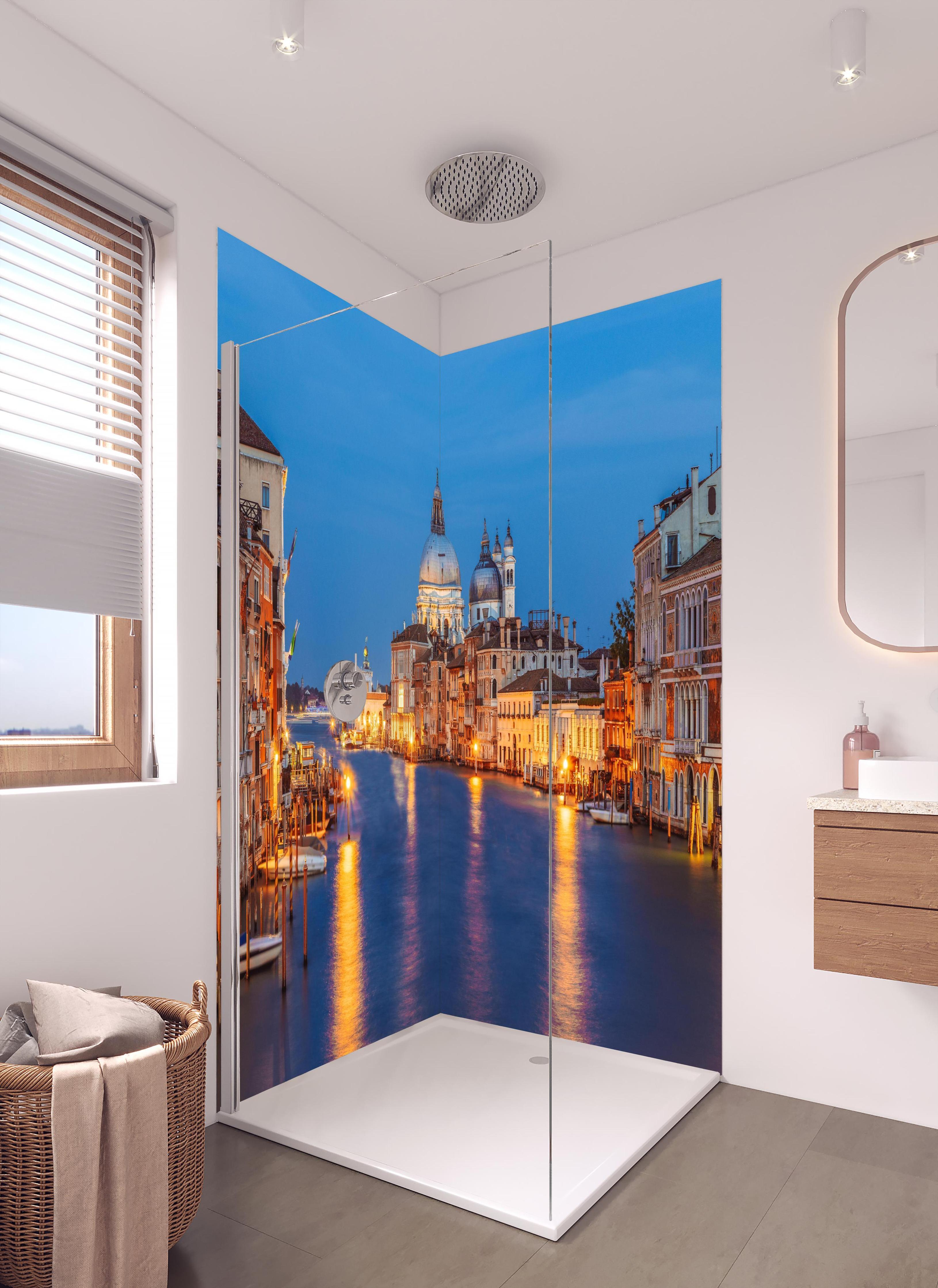 Duschrückwand - Klassischer Panoramablick auf den Canal Grande in hellem Badezimmer mit Regenduschkopf - zweiteilige Eck-Duschrückwand
