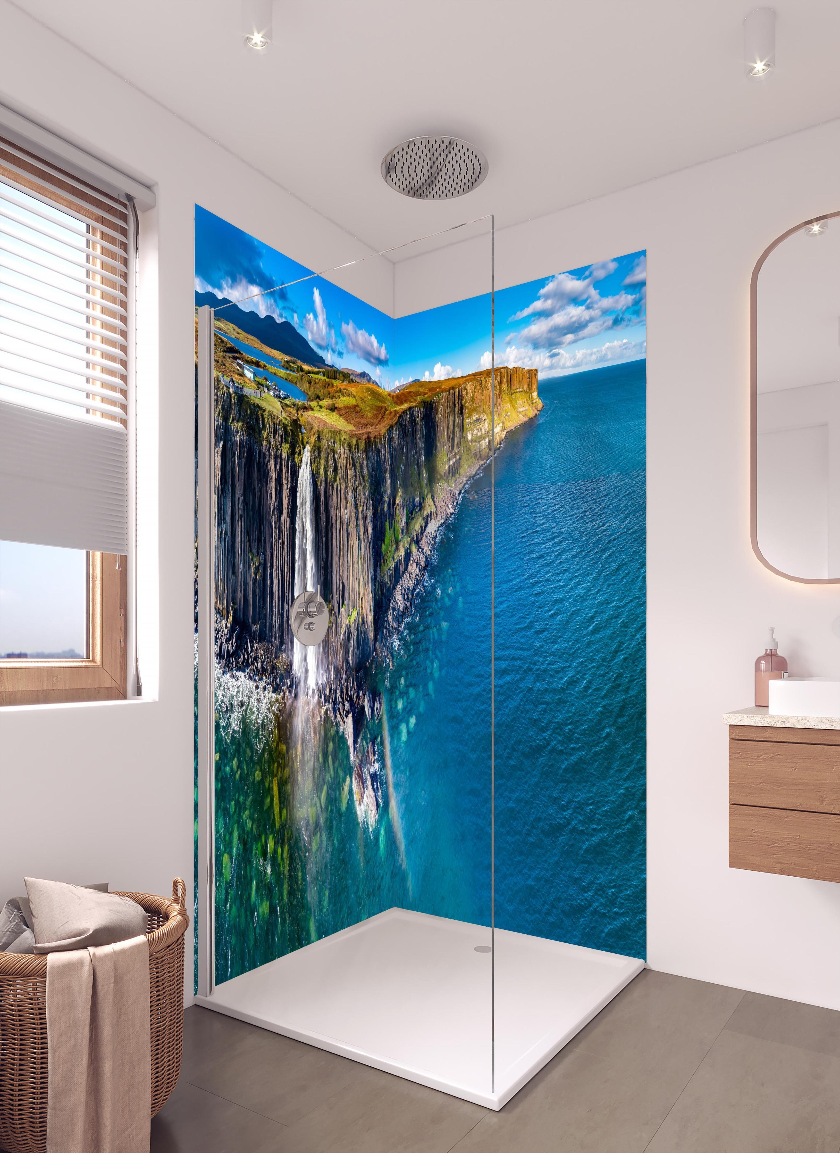 Duschrückwand - Klippen von Staffin - Schottland in hellem Badezimmer mit Regenduschkopf - zweiteilige Eck-Duschrückwand