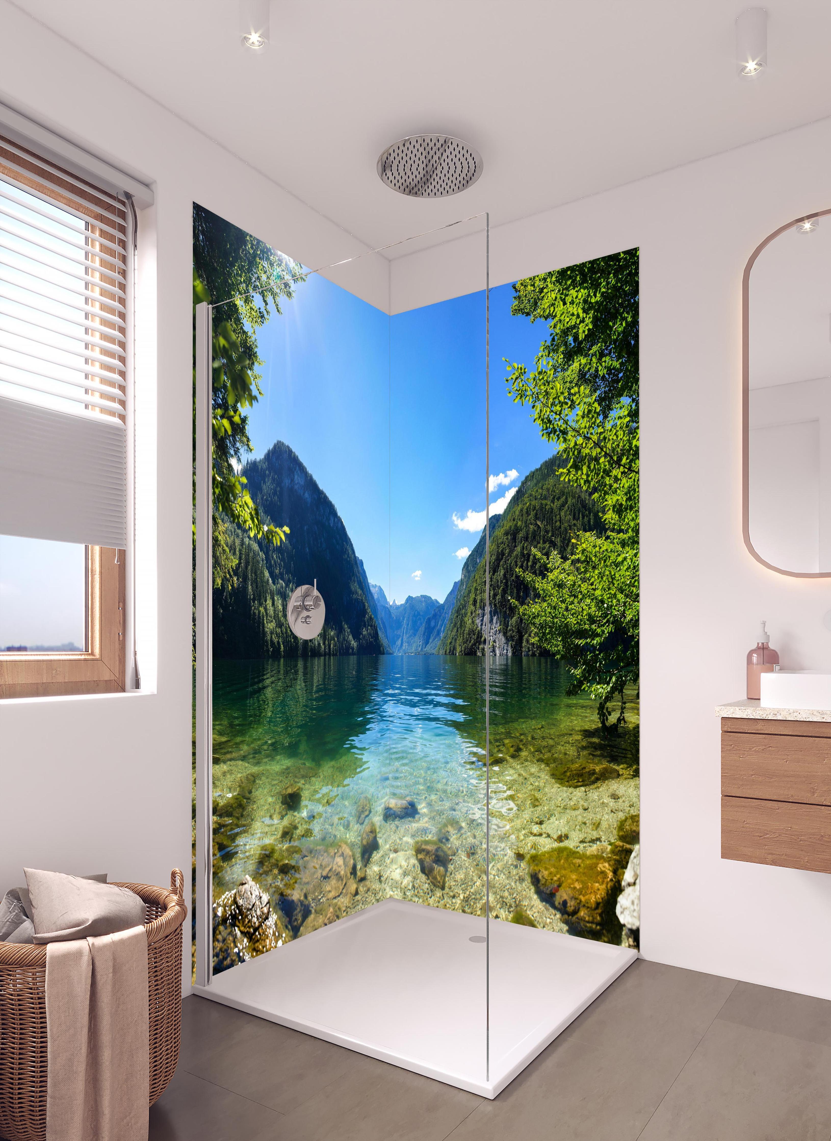 Duschrückwand - Königsee & Berge in Alpen in hellem Badezimmer mit Regenduschkopf - zweiteilige Eck-Duschrückwand