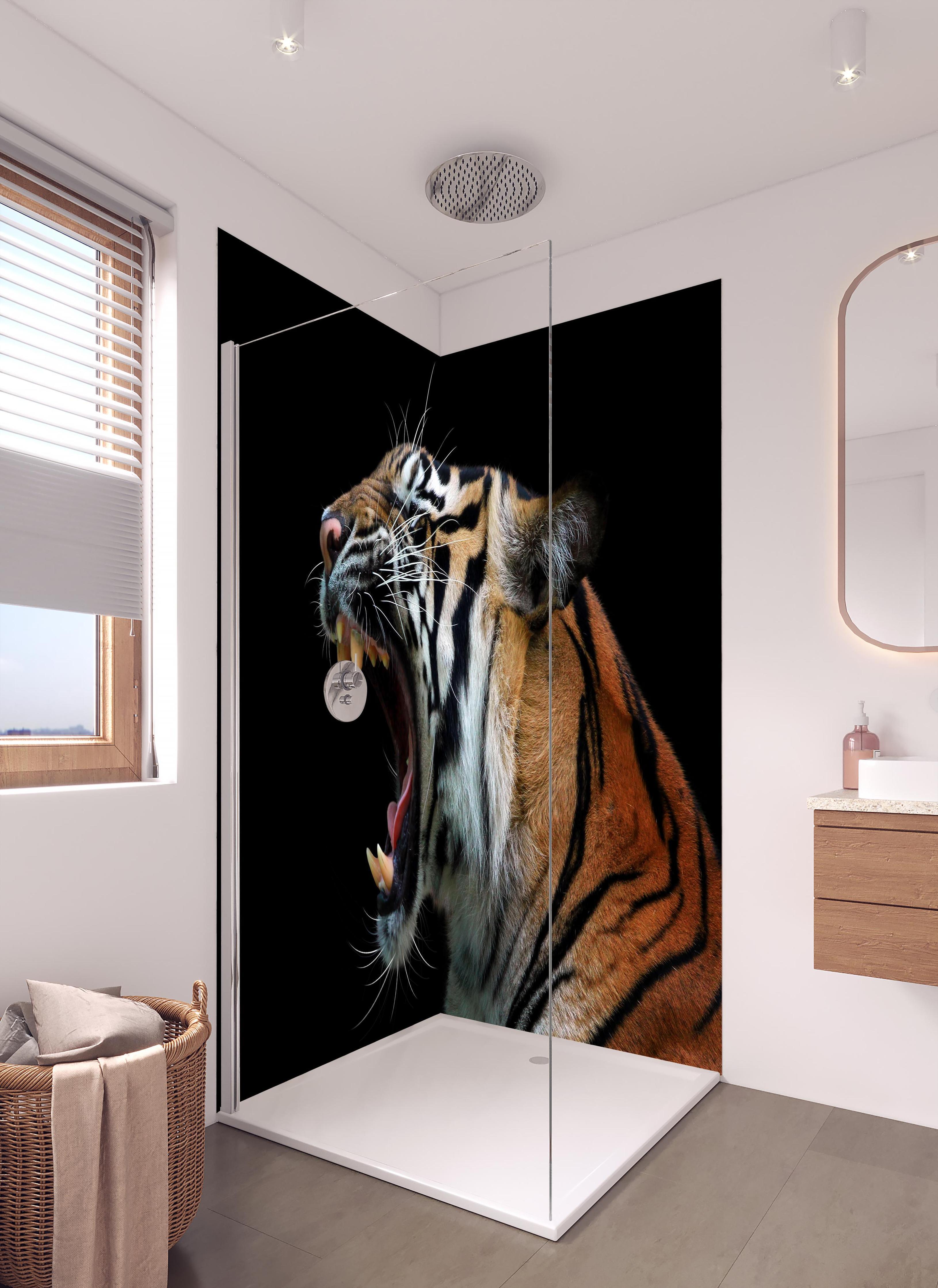 Duschrückwand - Kopf eines Sumatra-Tigers in hellem Badezimmer mit Regenduschkopf - zweiteilige Eck-Duschrückwand