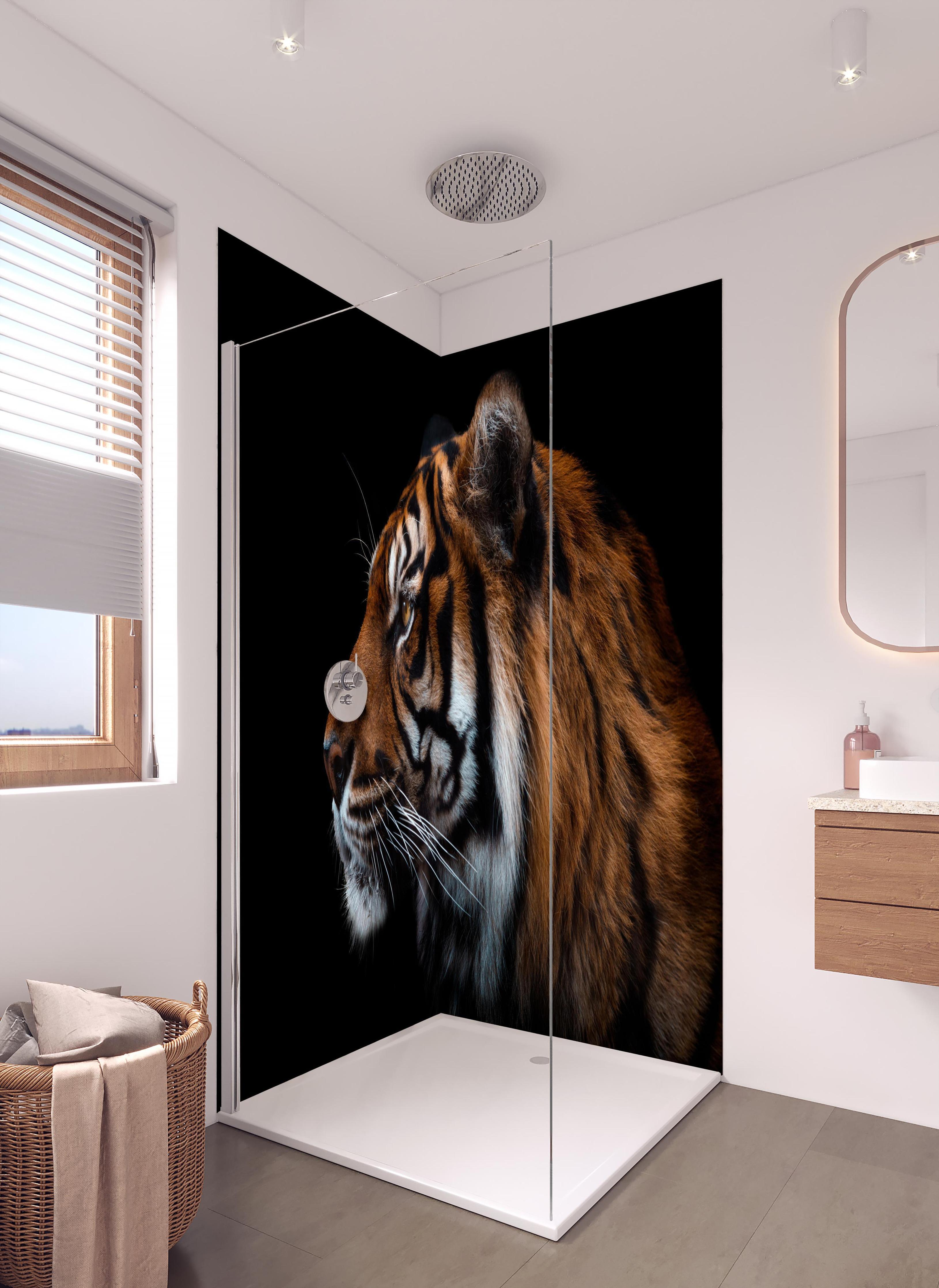 Duschrückwand - Kopf eines Sumatra-Tigers geschlossen in hellem Badezimmer mit Regenduschkopf - zweiteilige Eck-Duschrückwand