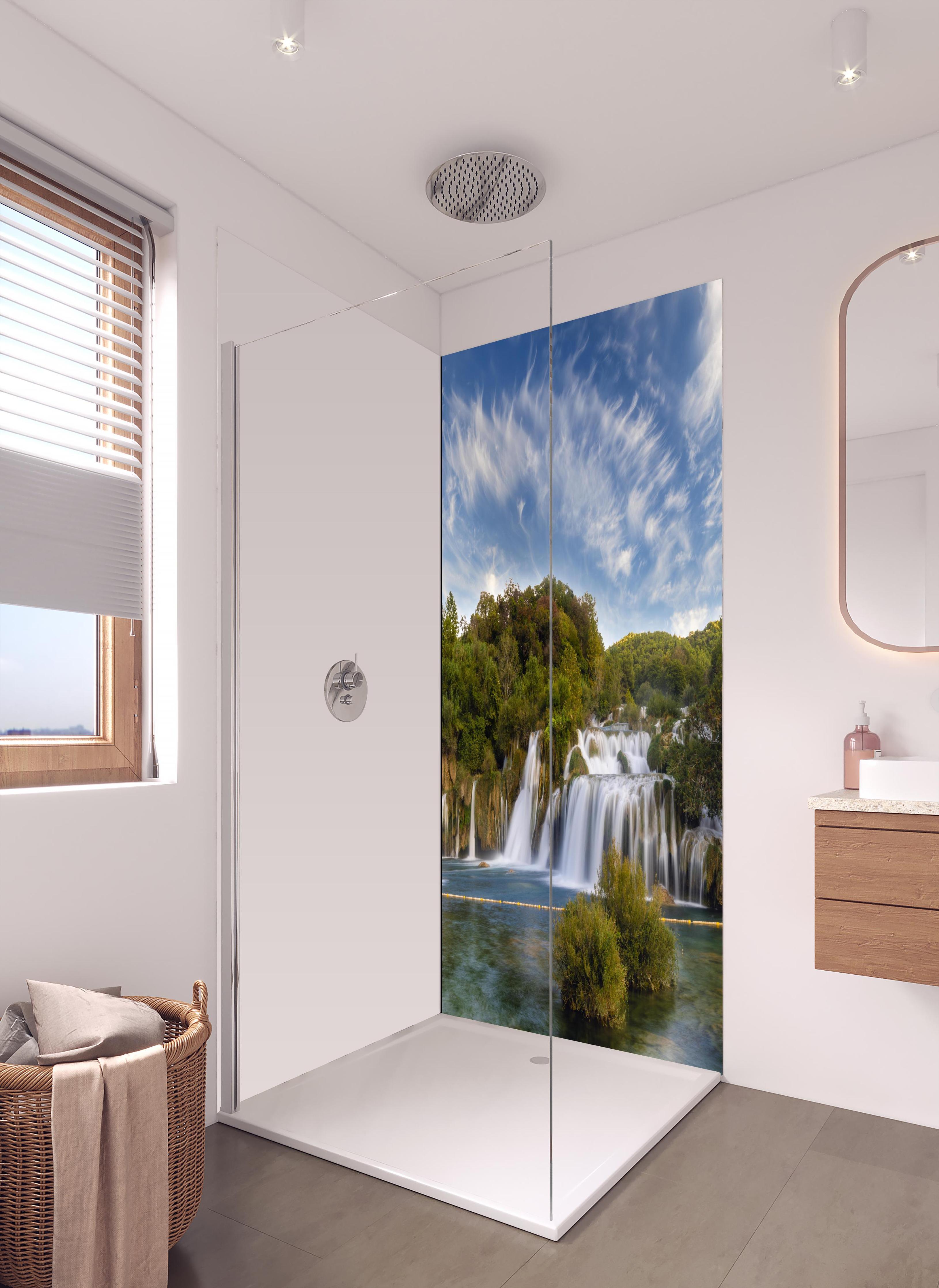 Duschrückwand - Krka-Nationalpark-Panorama in hellem Badezimmer mit Regenduschkopf - einteilige Duschrückwand