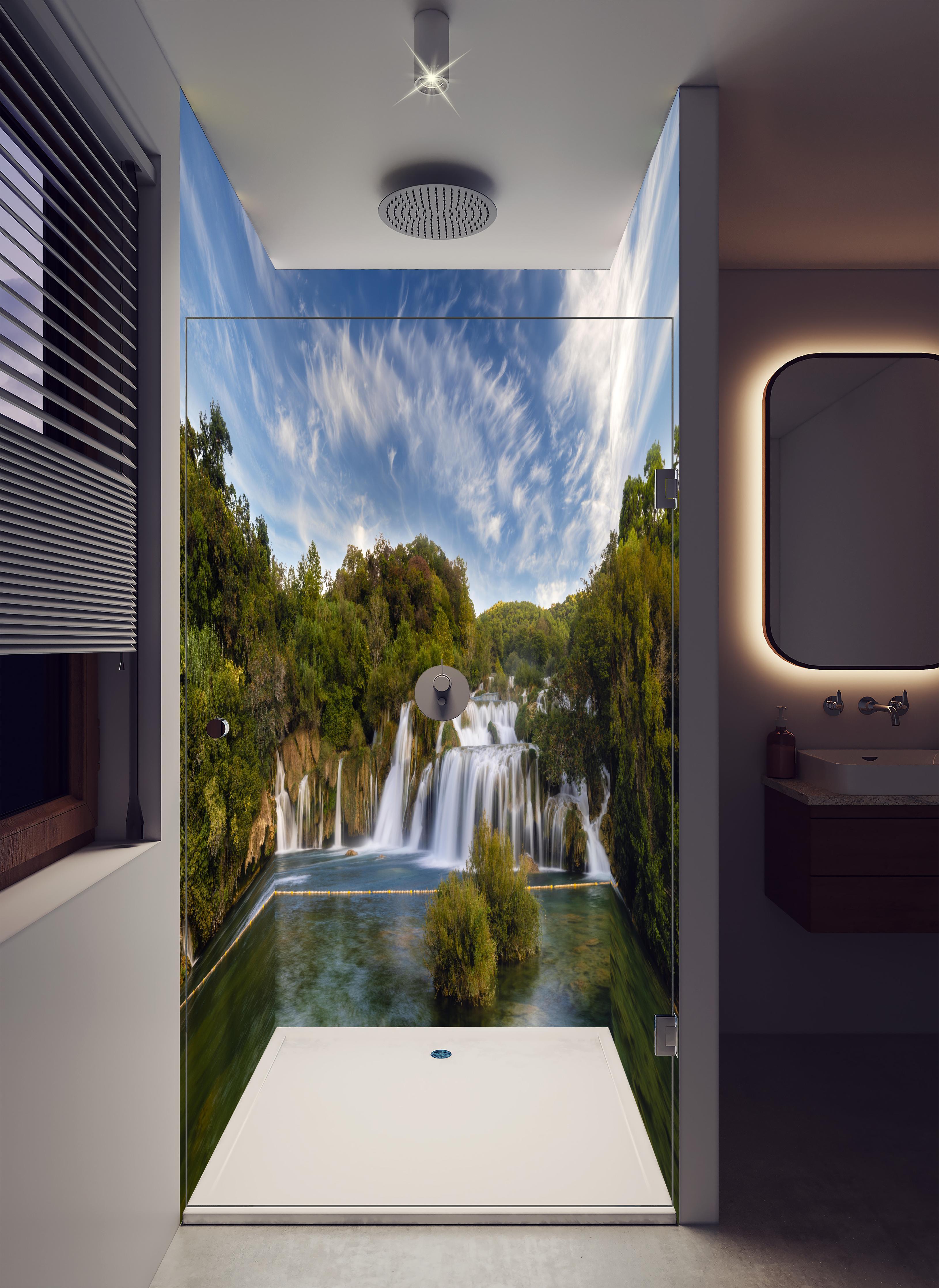 Duschrückwand - Krka-Nationalpark-Panorama in luxuriöser Dusche mit Regenduschkopf