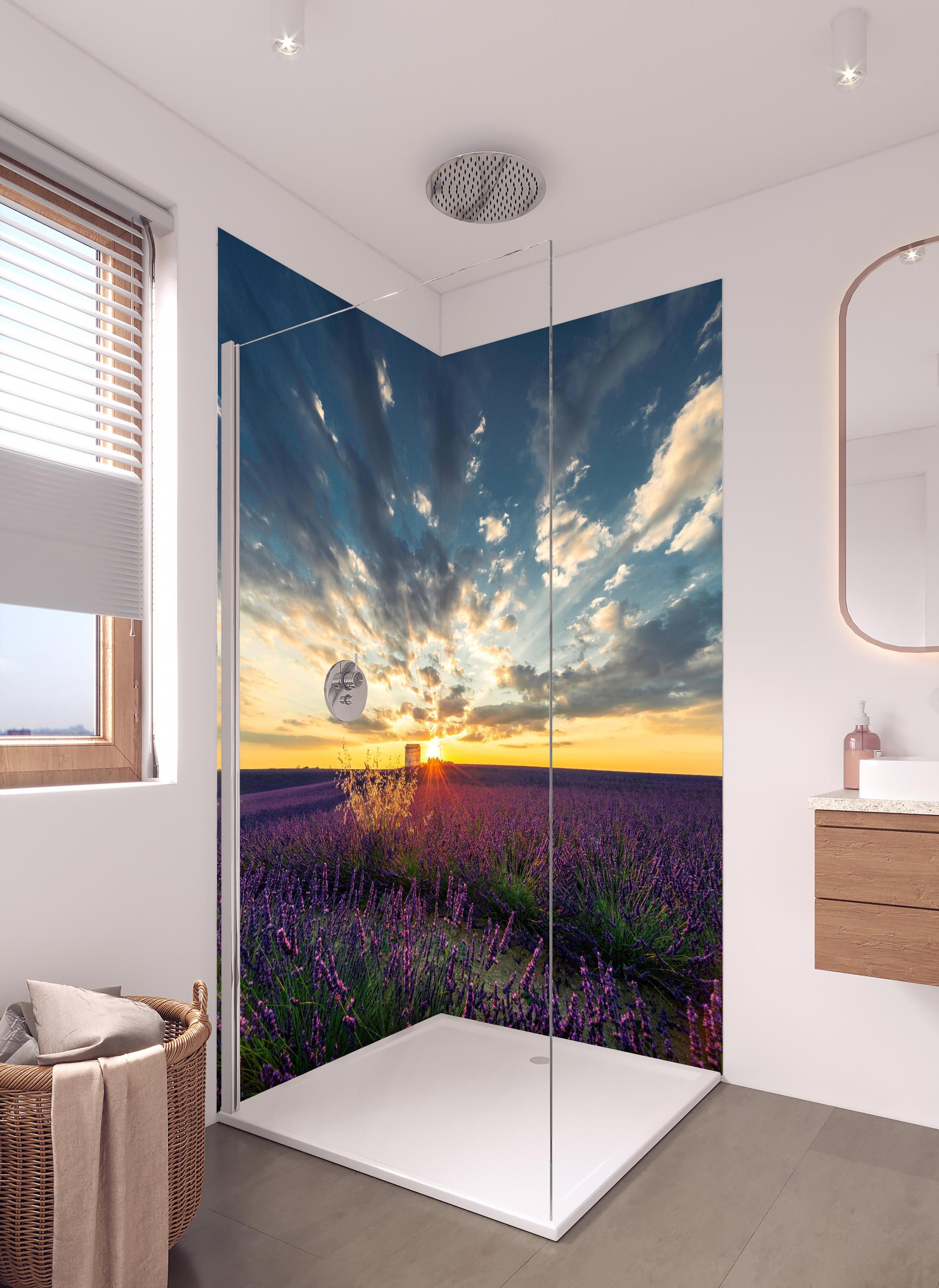 Duschrückwand - Lavendel Feld im Sommer in der Provence in hellem Badezimmer mit Regenduschkopf - zweiteilige Eck-Duschrückwand