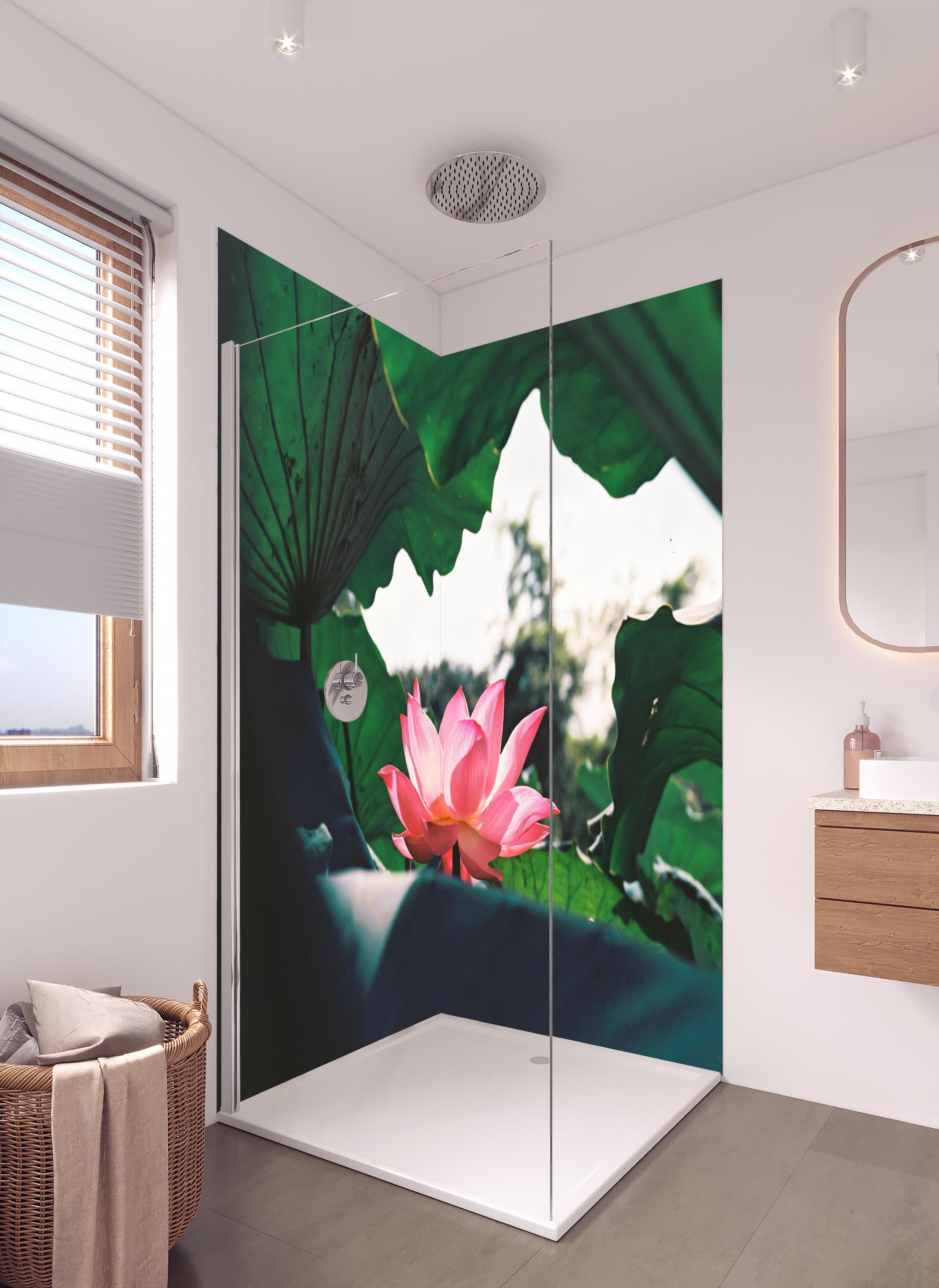 Duschrückwand - Lotosblume inmitten von Blättern in hellem Badezimmer mit Regenduschkopf - zweiteilige Eck-Duschrückwand