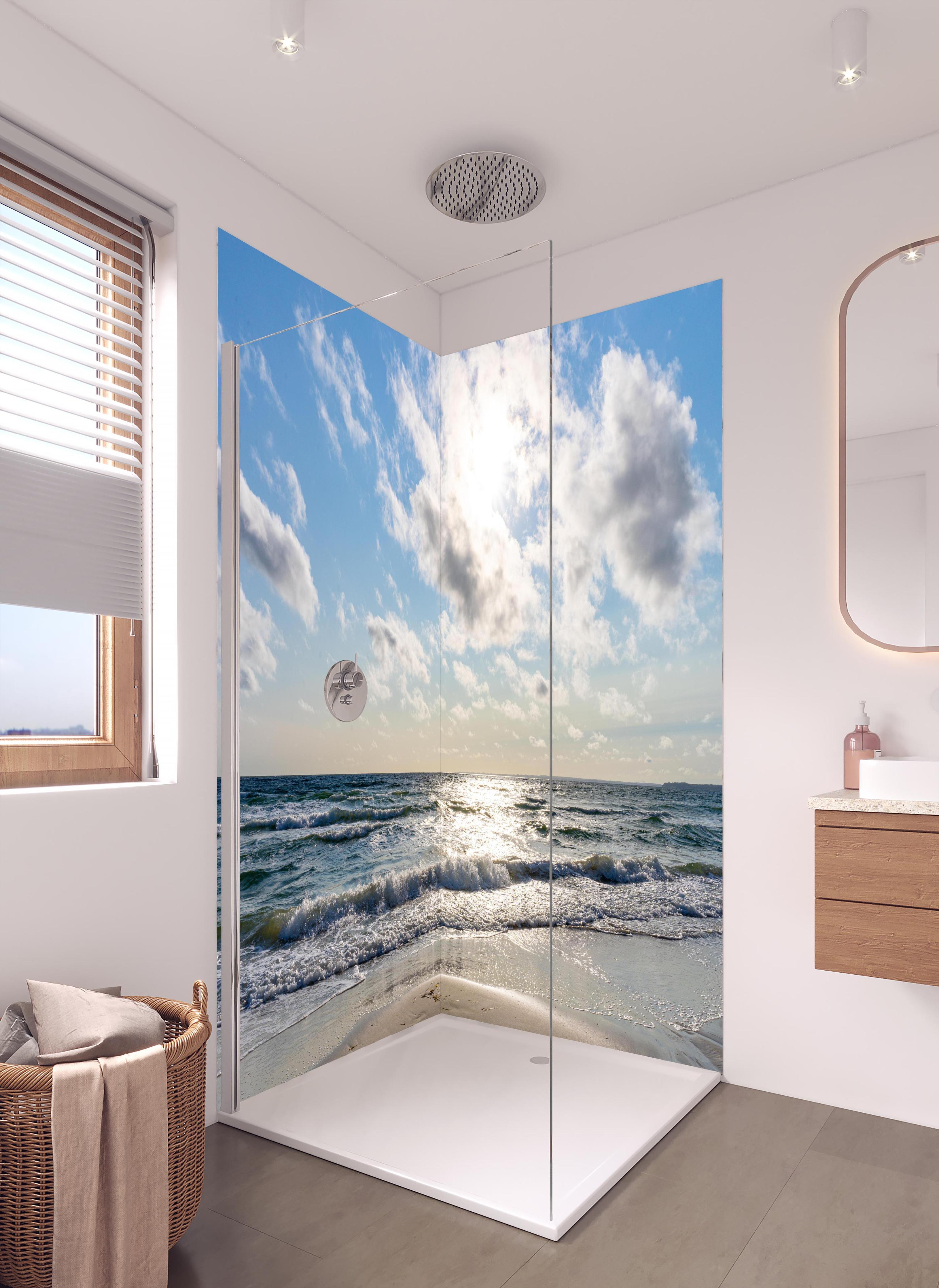 Duschrückwand - Lübecker Bucht an der Ostsee in hellem Badezimmer mit Regenduschkopf - zweiteilige Eck-Duschrückwand
