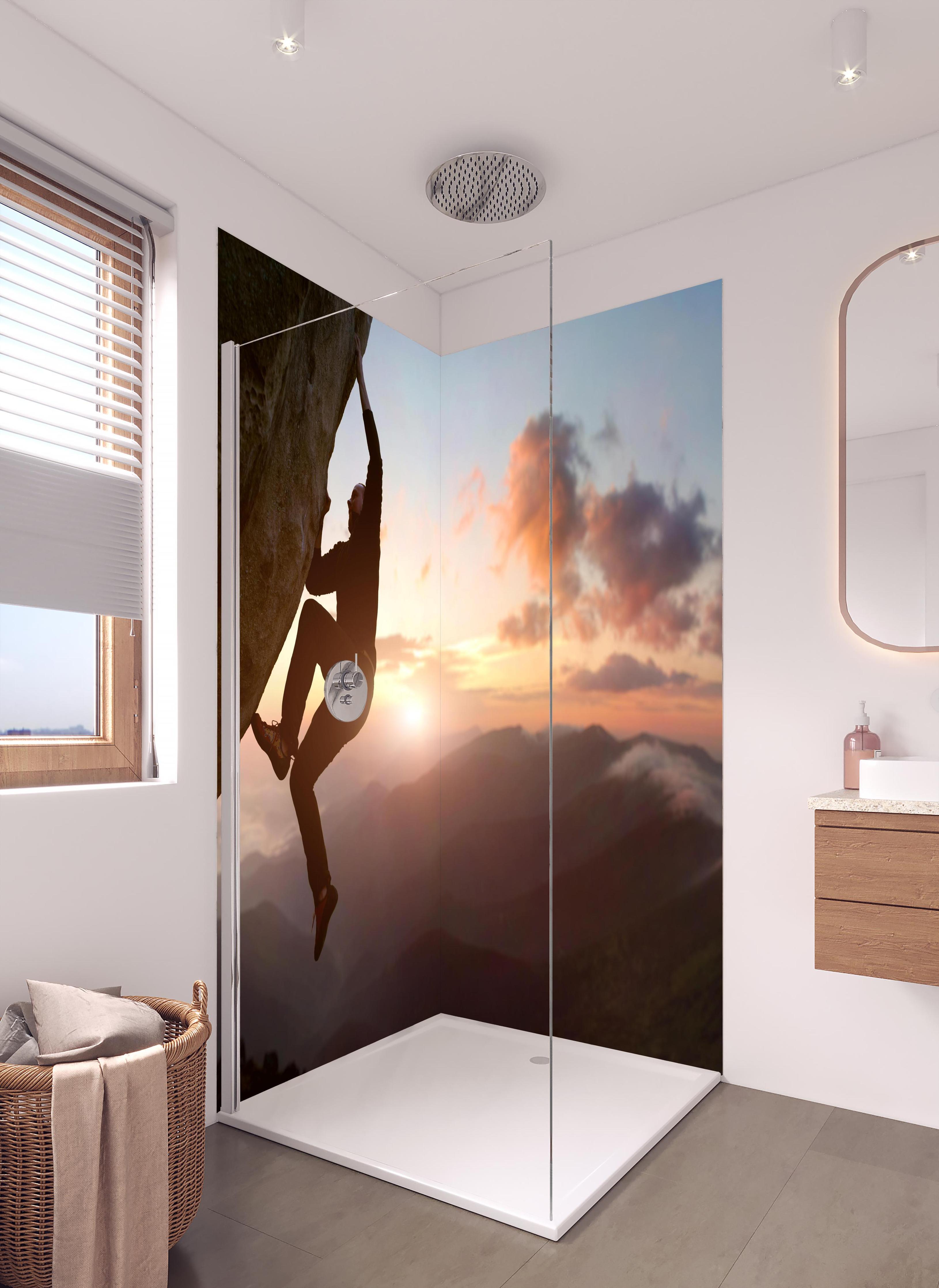 Duschrückwand - Männlicher Kletterer bei Sonnenuntergang in hellem Badezimmer mit Regenduschkopf - zweiteilige Eck-Duschrückwand