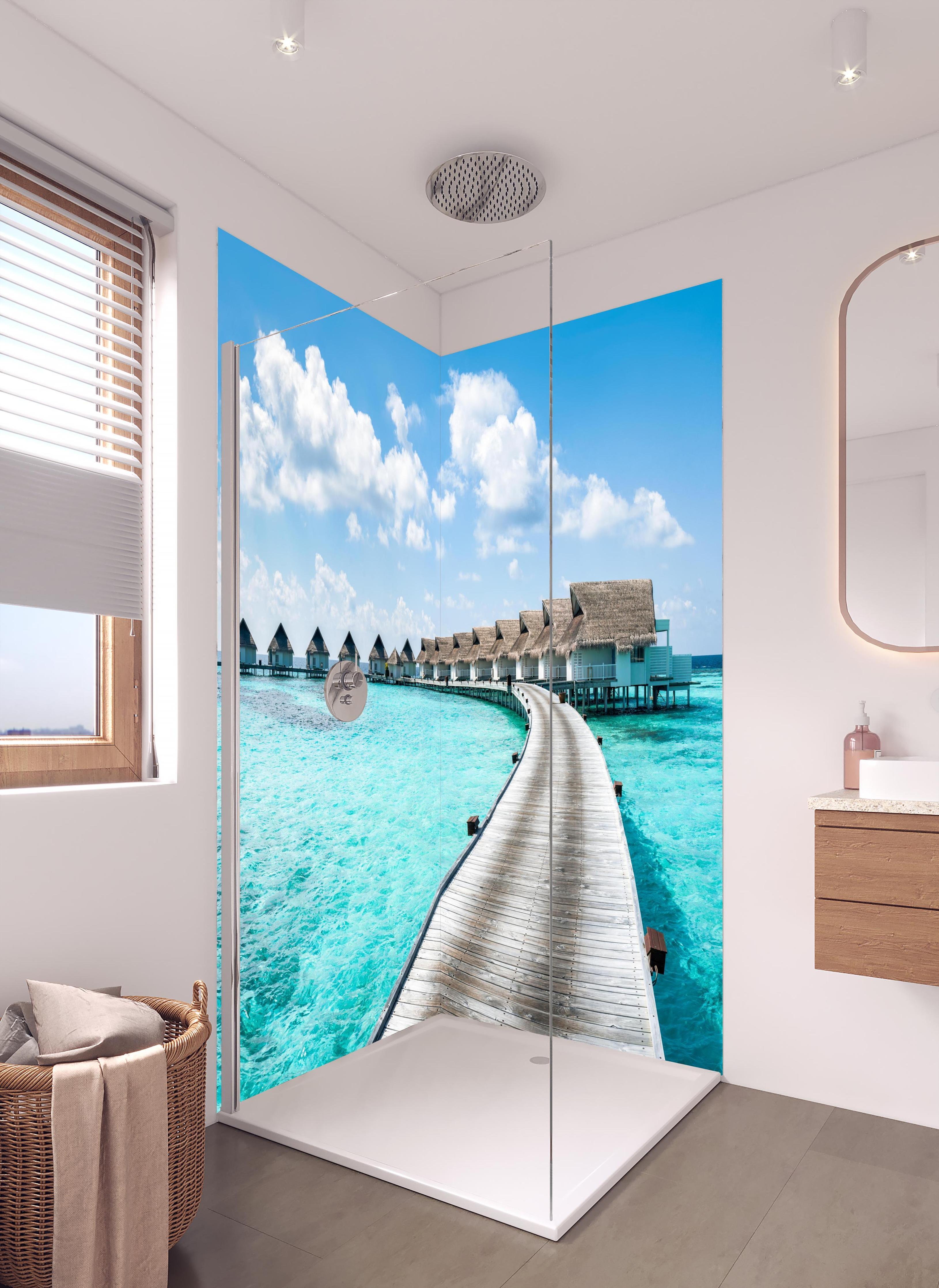 Duschrückwand - Malediven Wasser-Hotel in hellem Badezimmer mit Regenduschkopf - zweiteilige Eck-Duschrückwand