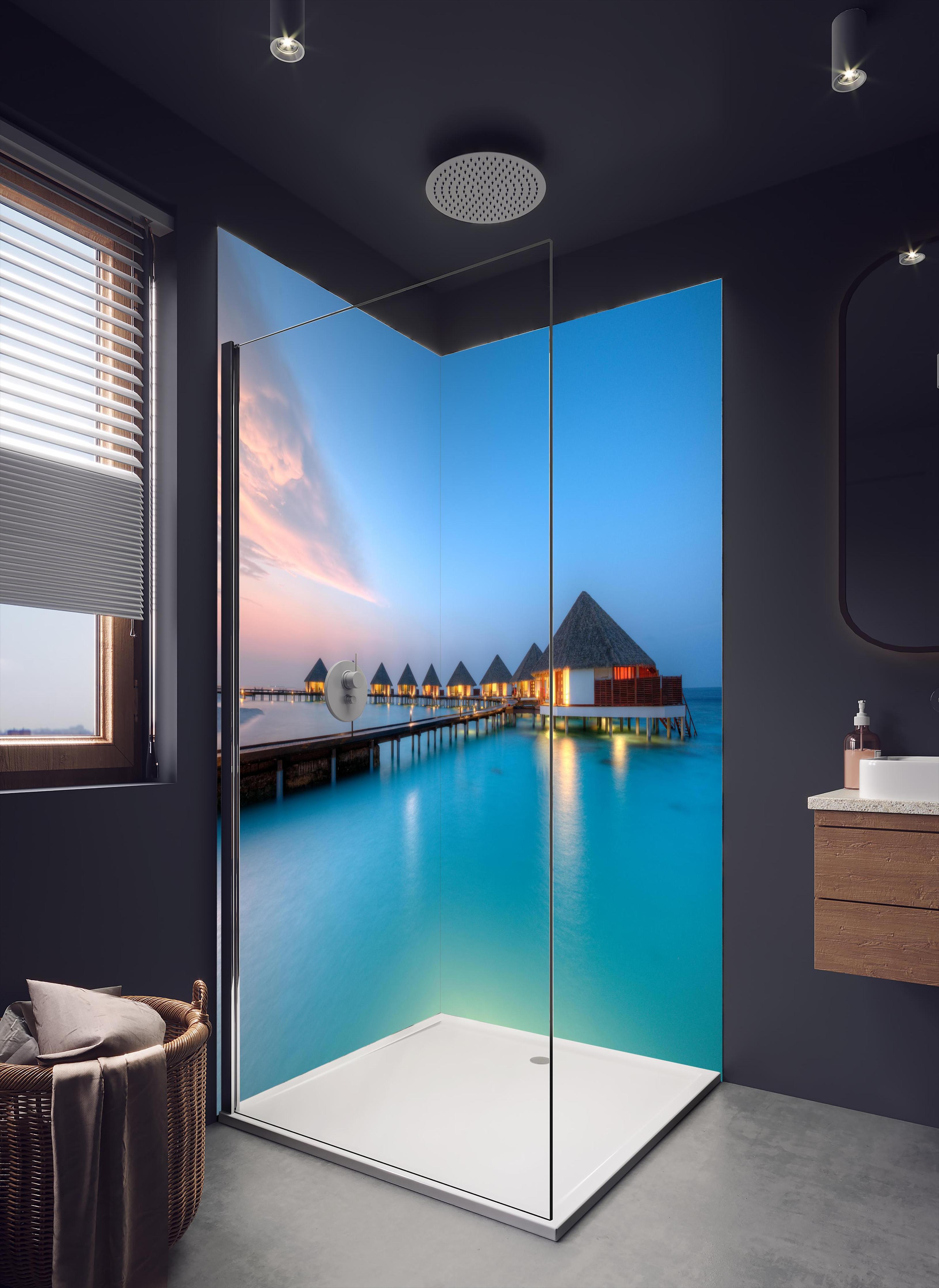 Duschrückwand - Malediven Wasservillen in dunklem Badezimmer mit Regenduschkopf