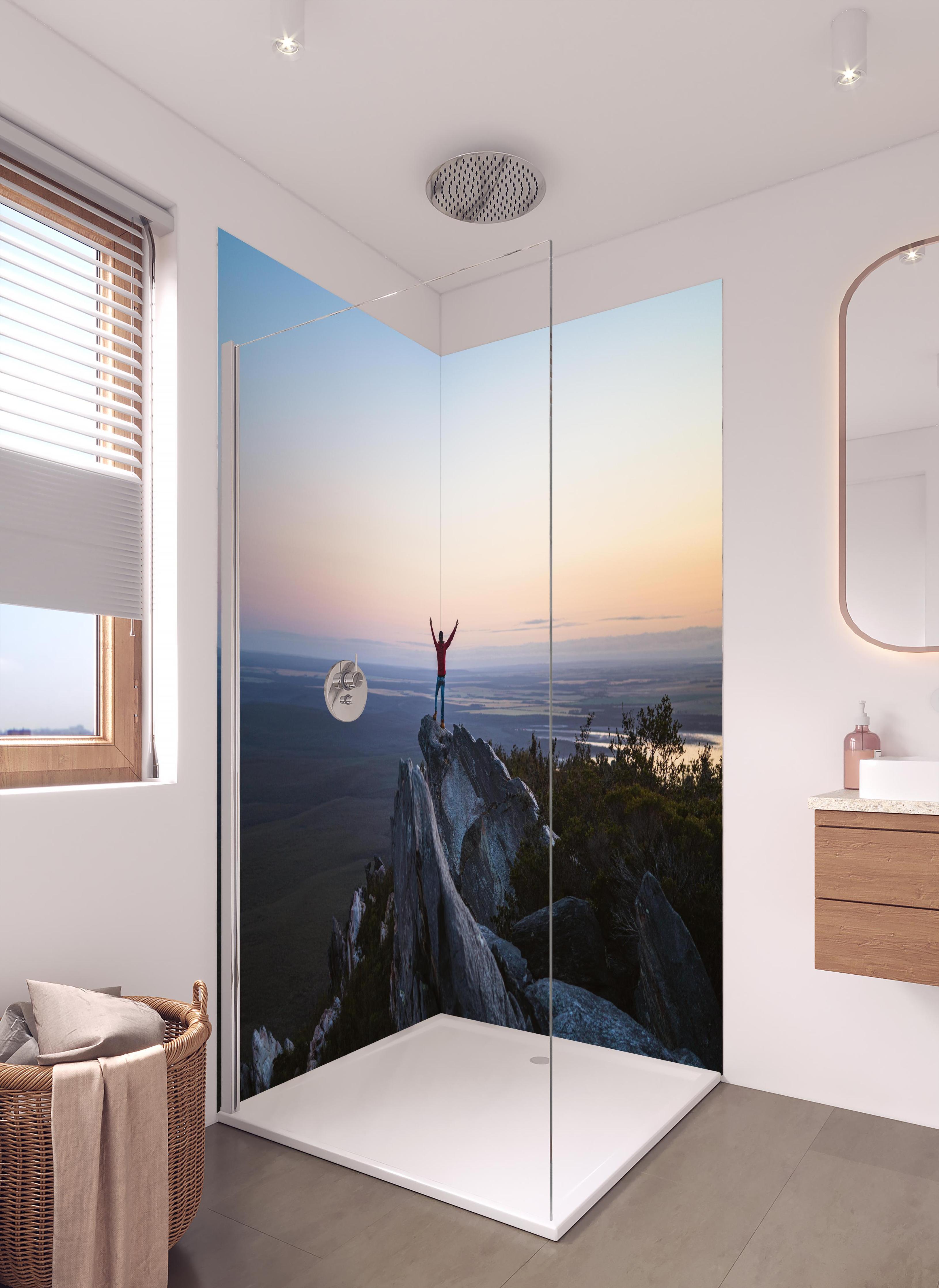 Duschrückwand - Mann steht auf das East Mount Barren in hellem Badezimmer mit Regenduschkopf - zweiteilige Eck-Duschrückwand