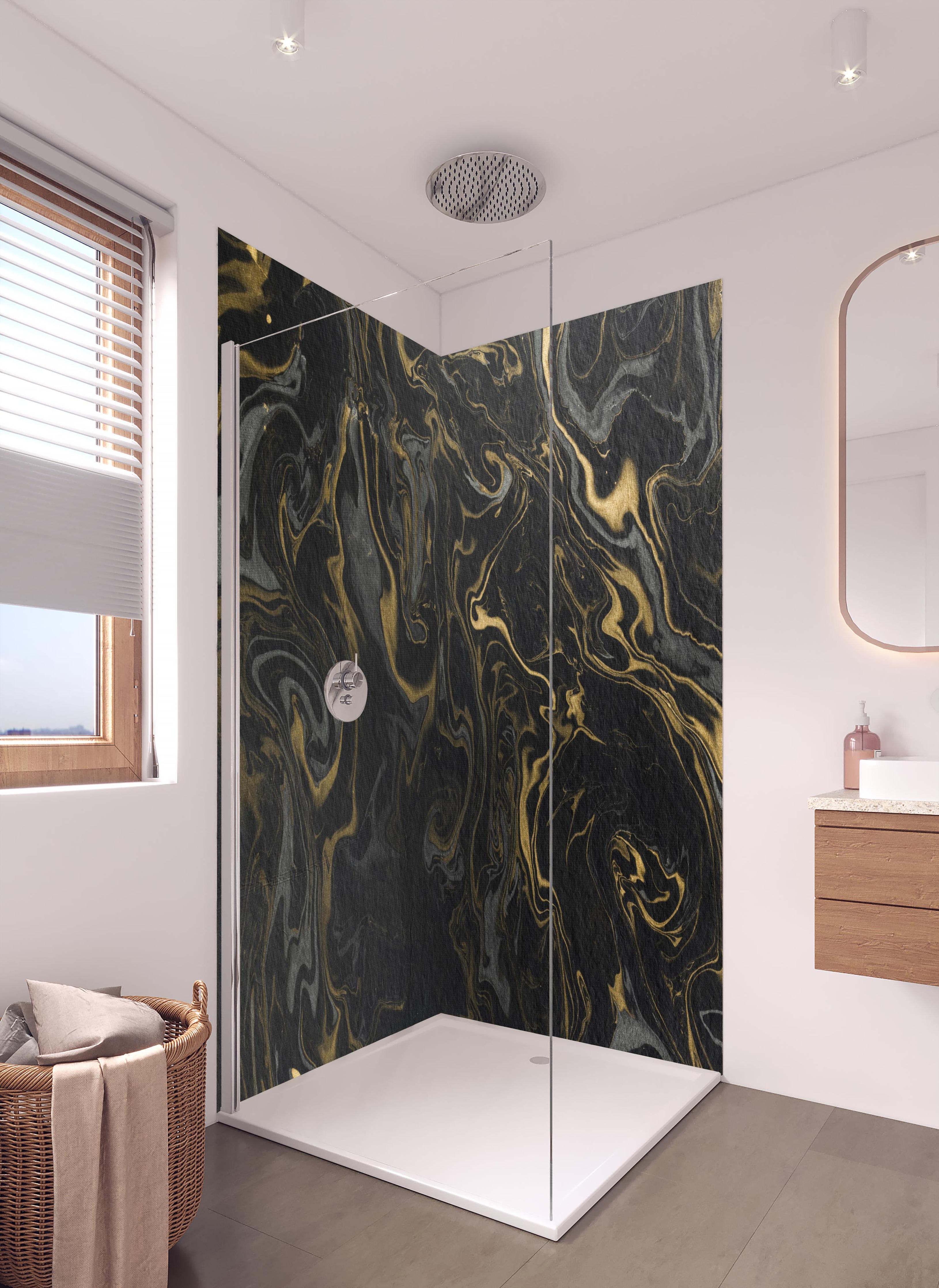 Duschrückwand - Marmor mit antikem goldenen und weißen Muster in hellem Badezimmer mit Regenduschkopf - zweiteilige Eck-Duschrückwand