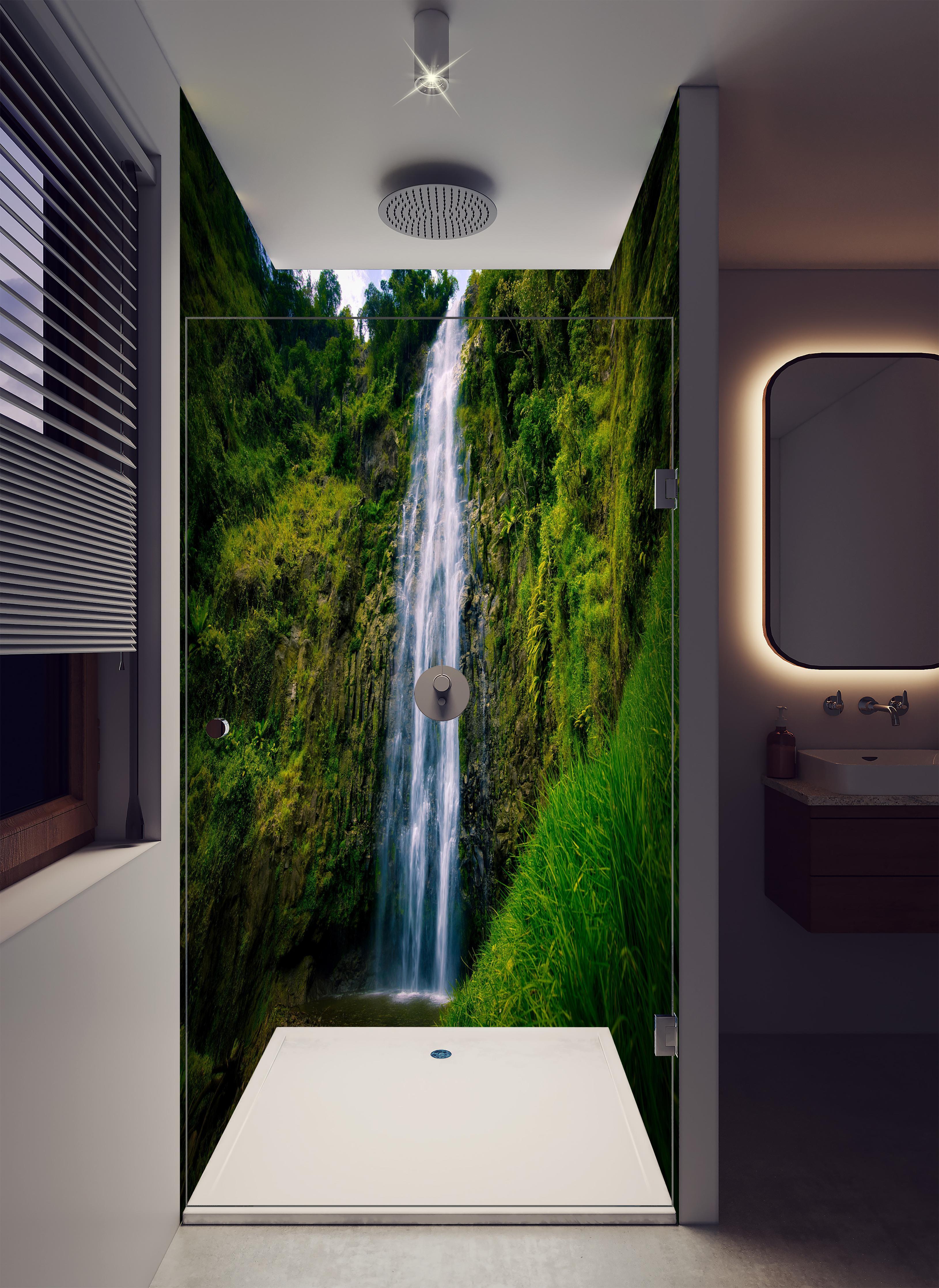 Duschrückwand - Materuni Waterfall in luxuriöser Dusche mit Regenduschkopf