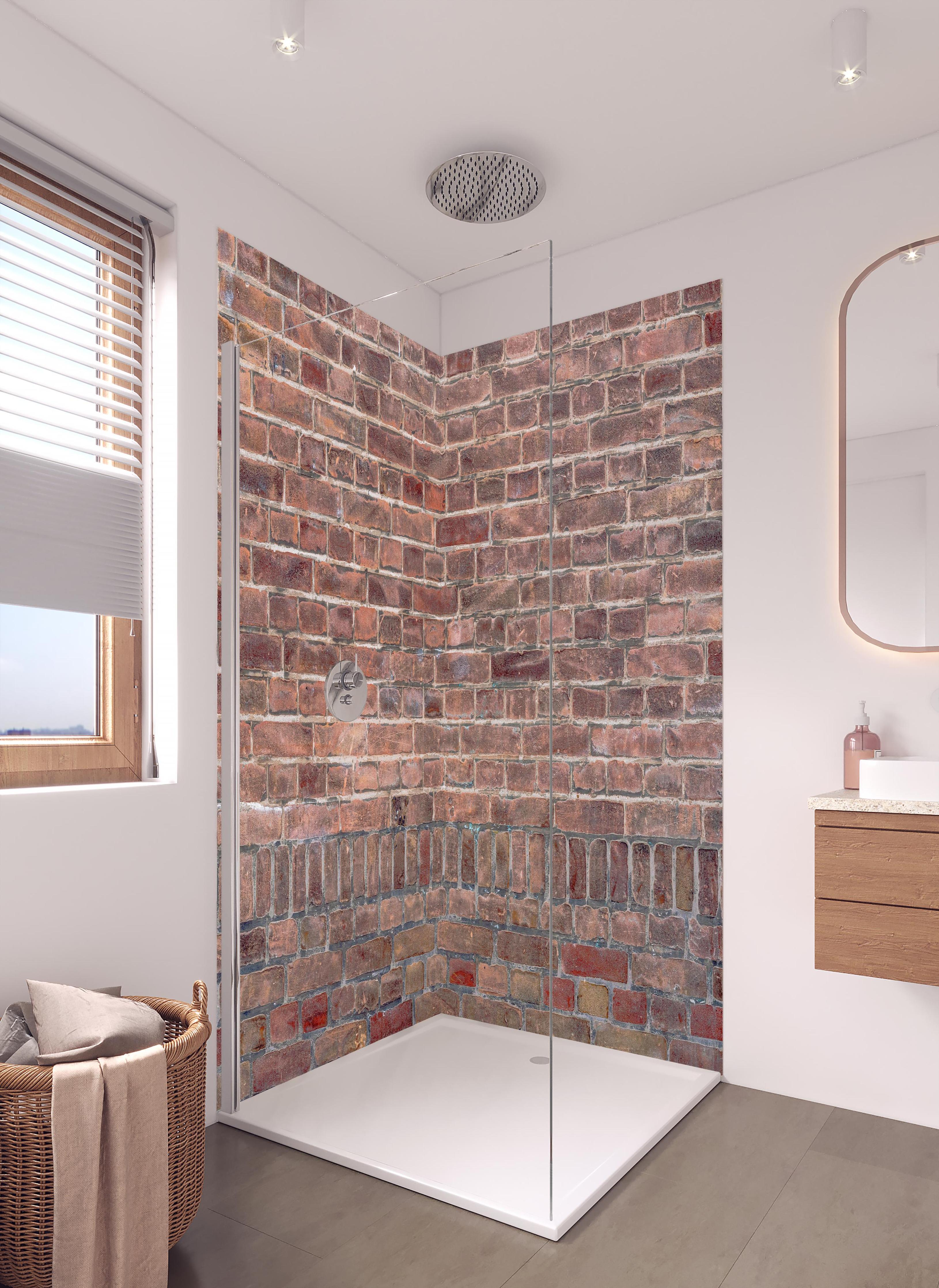 Duschrückwand - Mauerstruktur aus alten braunen Ziegeln in hellem Badezimmer mit Regenduschkopf - zweiteilige Eck-Duschrückwand