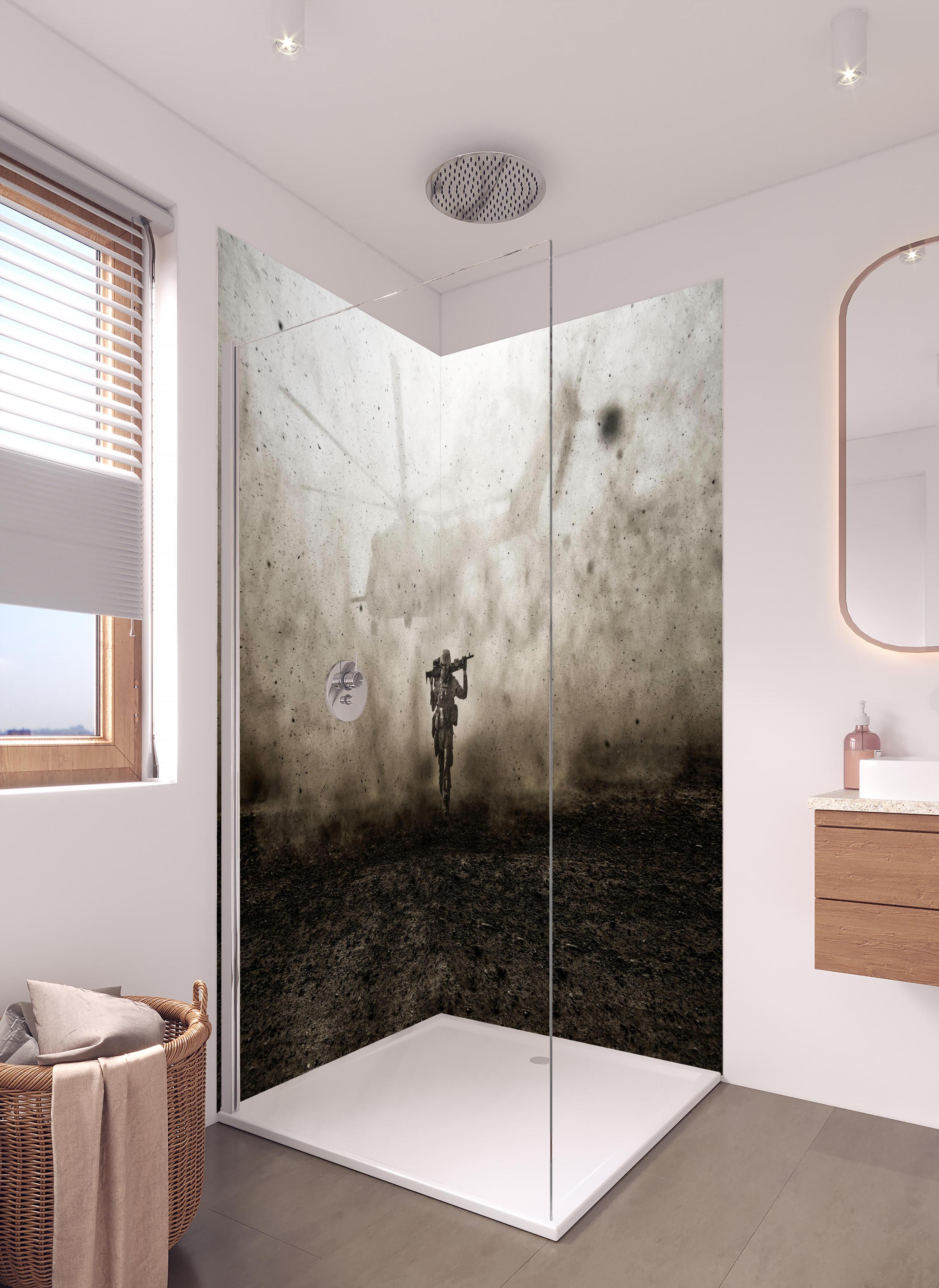 Duschrückwand - Militärsoldat und Hubschrauber zwischen Sturm und Staub in hellem Badezimmer mit Regenduschkopf - zweiteilige Eck-Duschrückwand