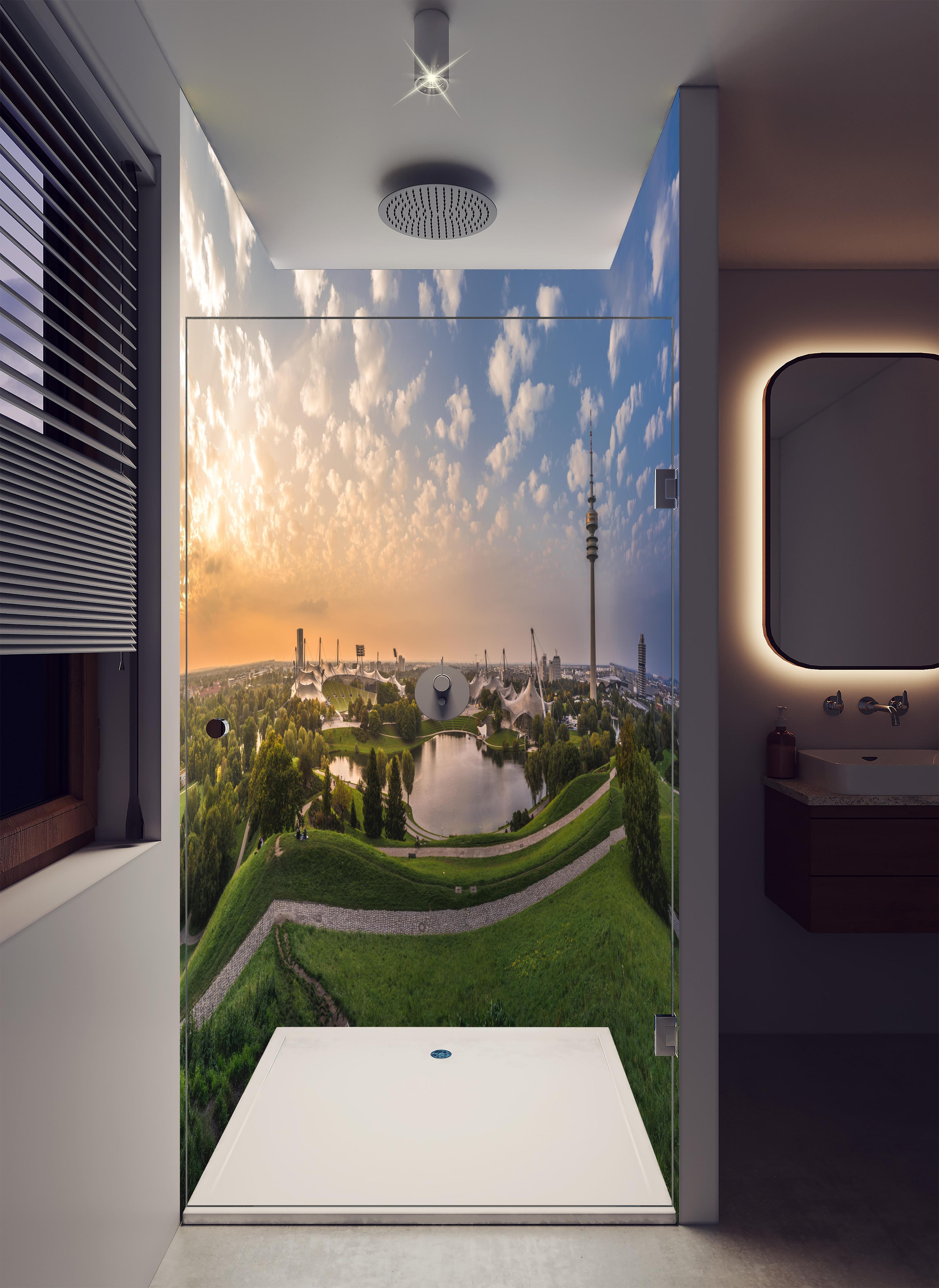 Duschrückwand - München Olympiaberg mit Sonnenuntergang in luxuriöser Dusche mit Regenduschkopf