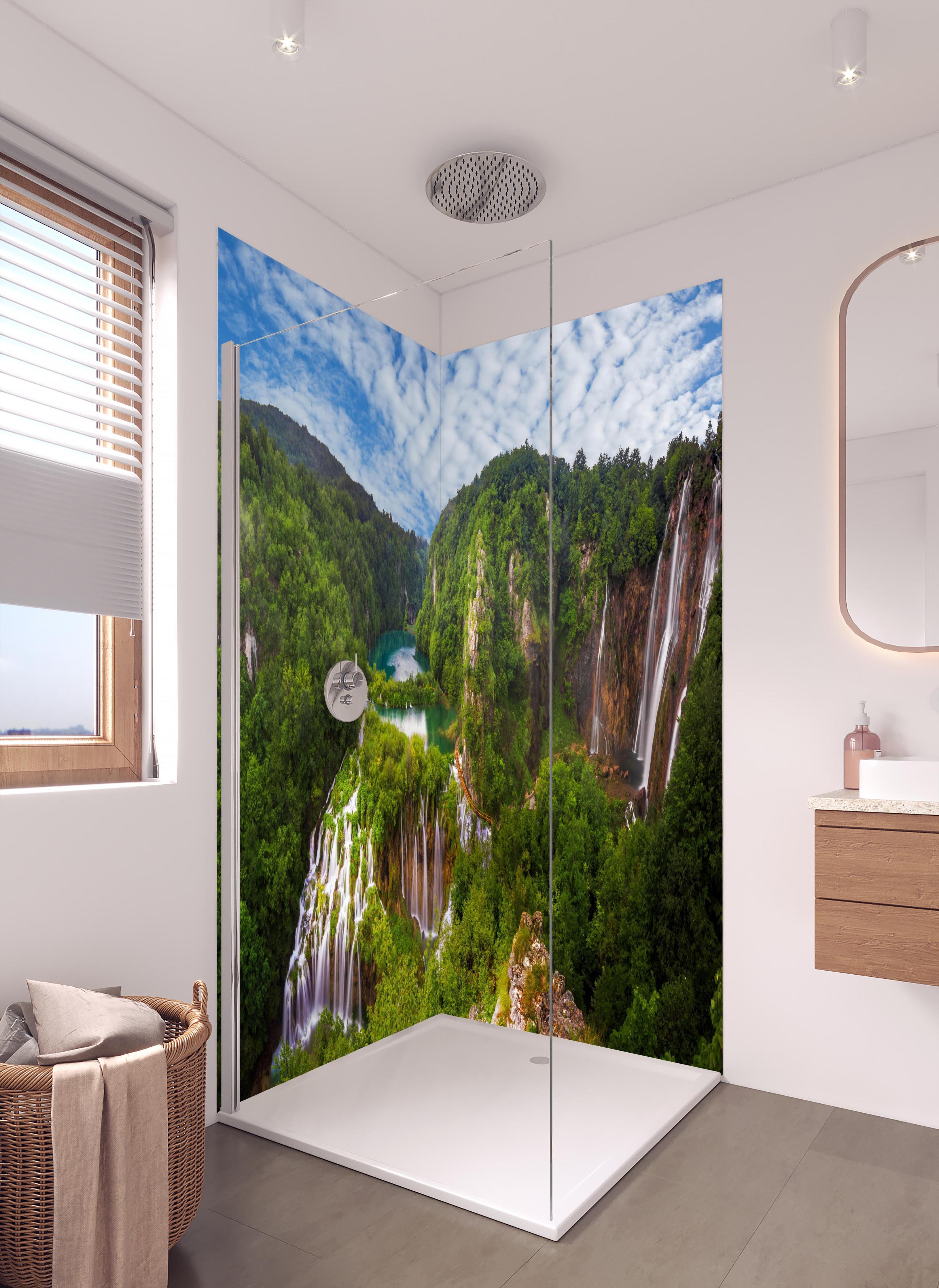 Duschrückwand - Multi-Wasserfall - Landschaft in hellem Badezimmer mit Regenduschkopf - zweiteilige Eck-Duschrückwand
