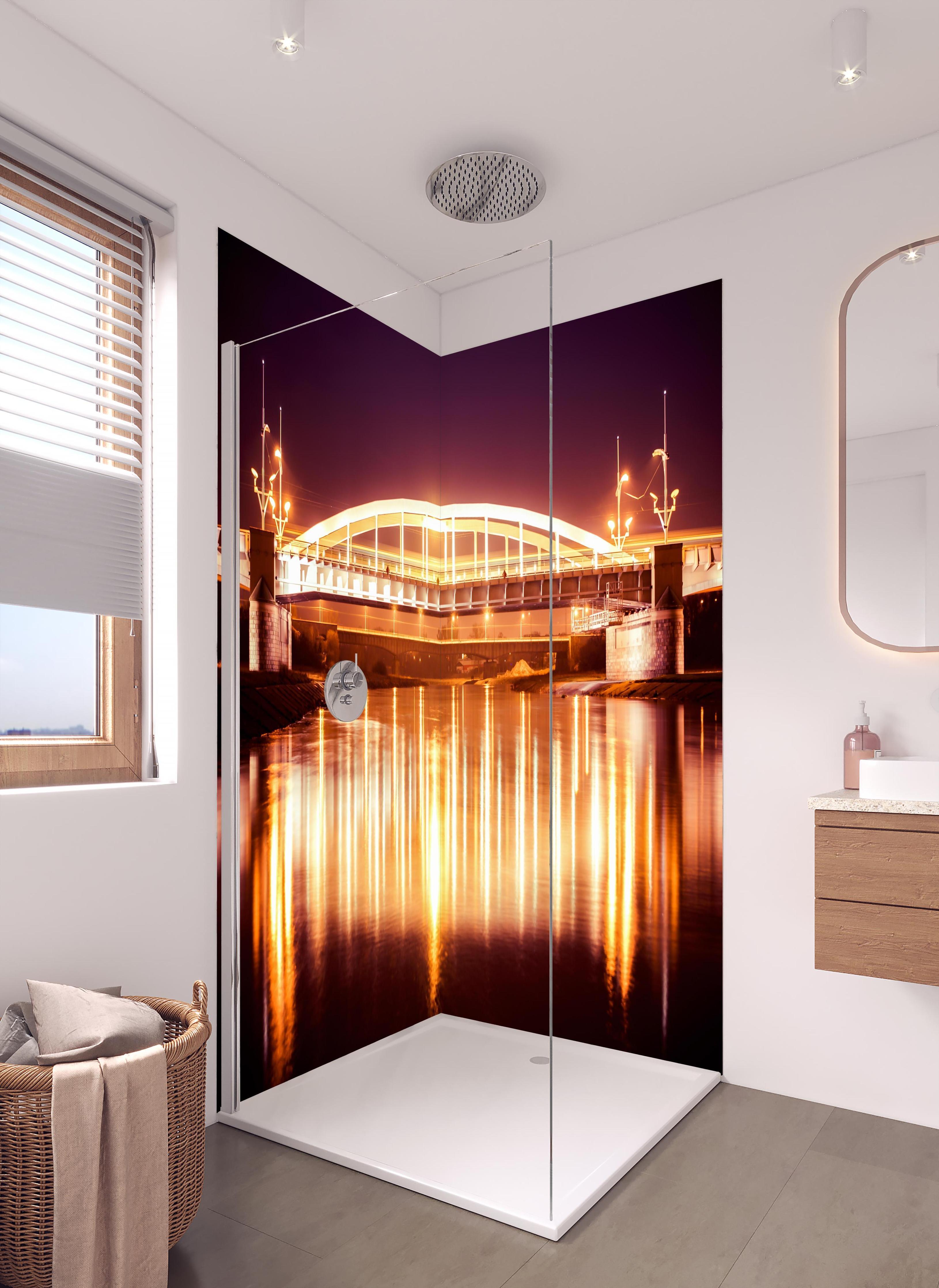 Duschrückwand - Nacht Blick auf eine Brücke über den Fluss Warta in Posen in hellem Badezimmer mit Regenduschkopf - zweiteilige Eck-Duschrückwand