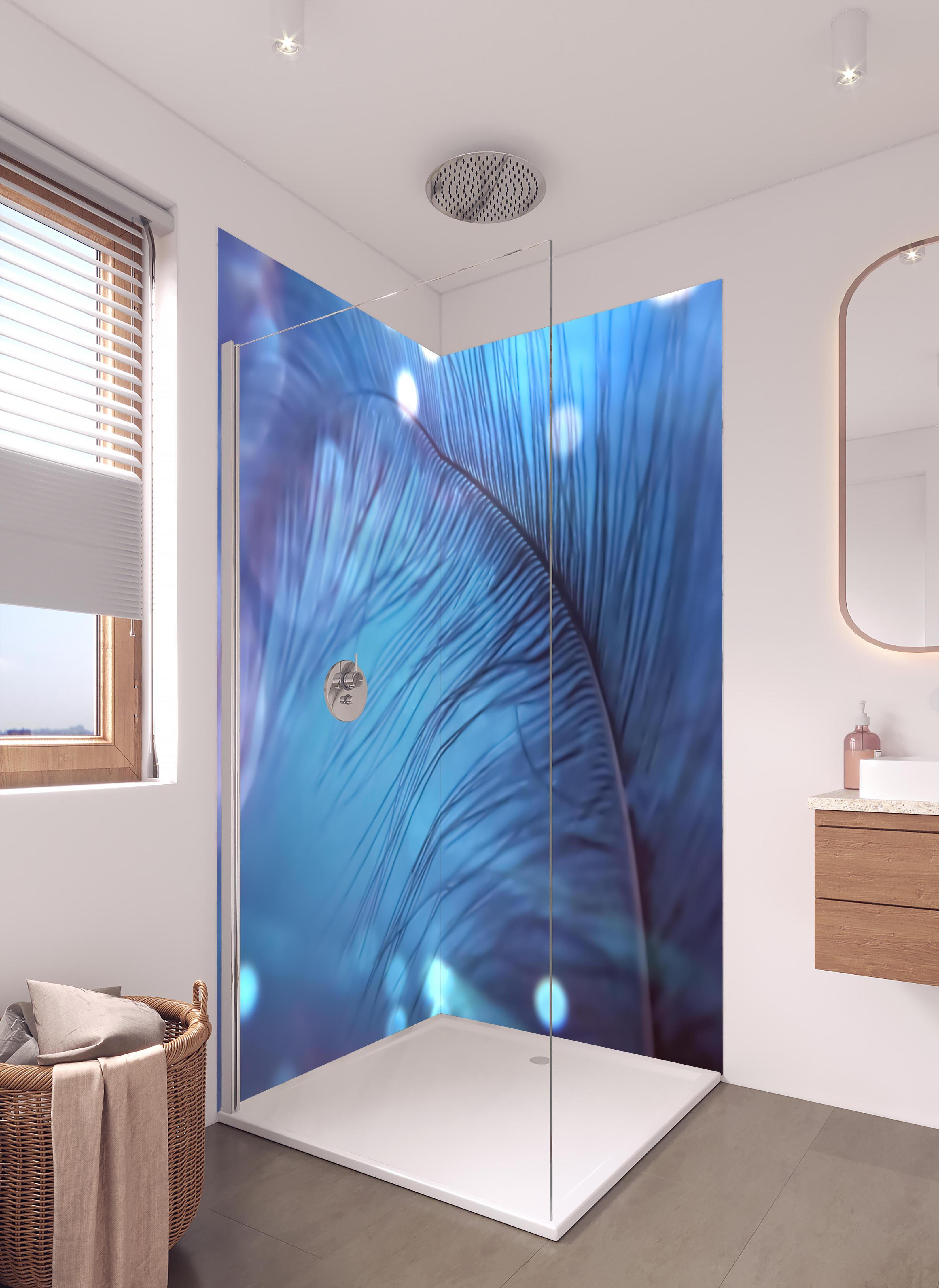 Duschrückwand - Nahaufnahme einer blauen Feder in hellem Badezimmer mit Regenduschkopf - zweiteilige Eck-Duschrückwand