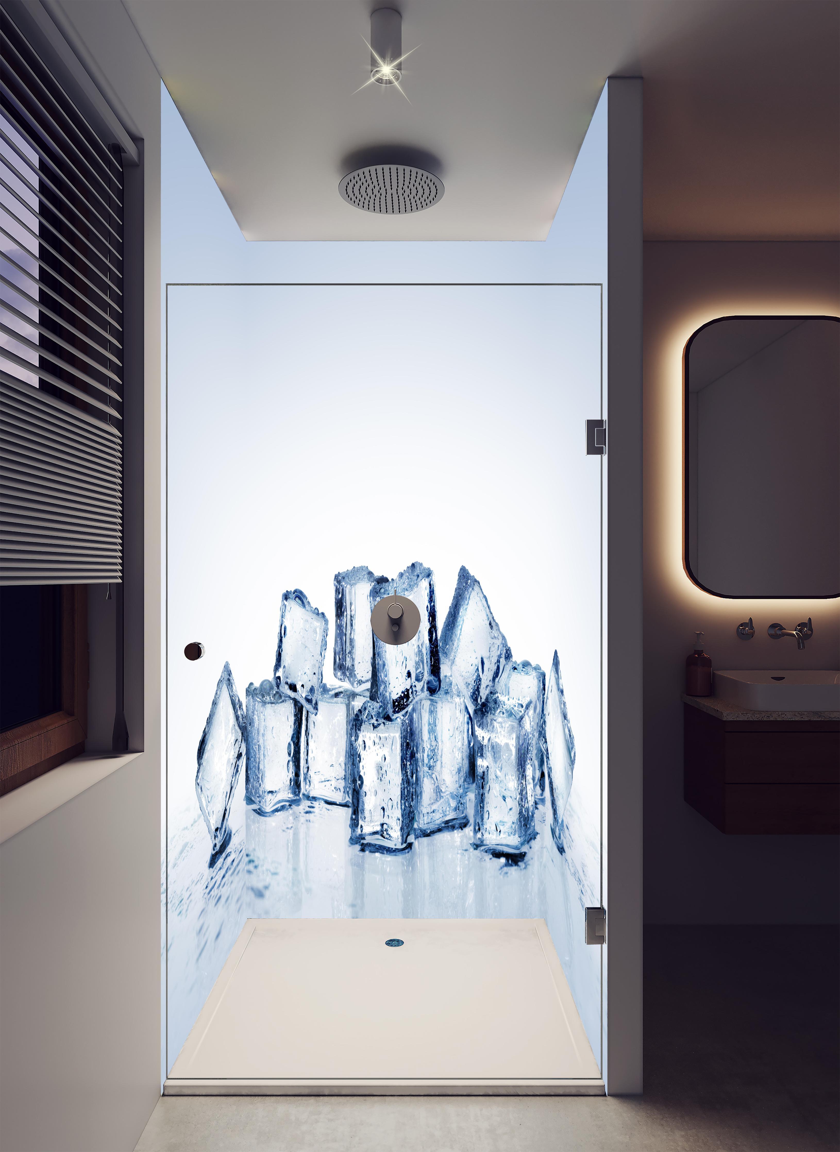 Duschrückwand - Nahaufnahme von quadratische Eiswürfel in luxuriöser Dusche mit Regenduschkopf