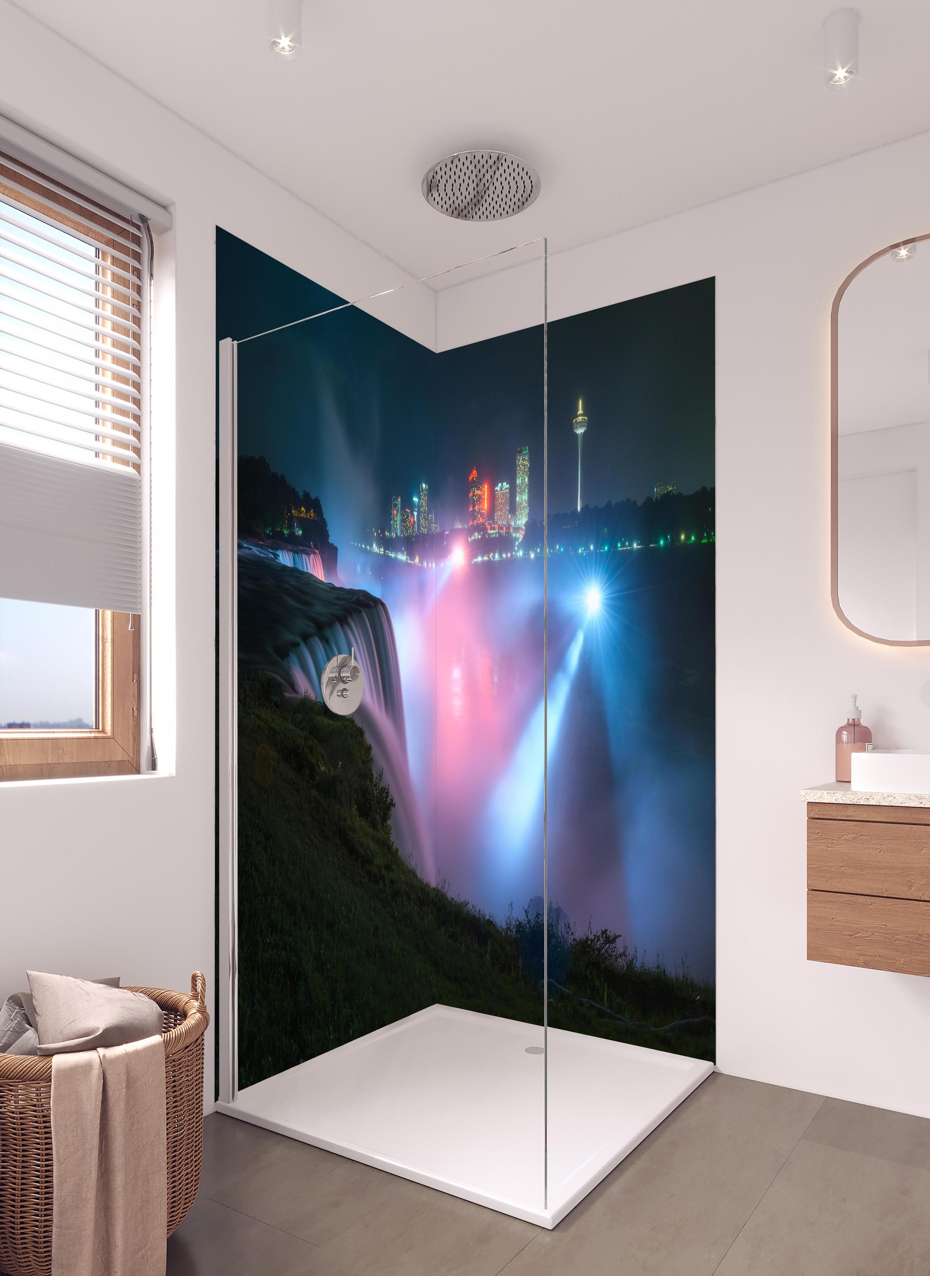 Duschrückwand - Niagarafälle bei Nacht in hellem Badezimmer mit Regenduschkopf - zweiteilige Eck-Duschrückwand