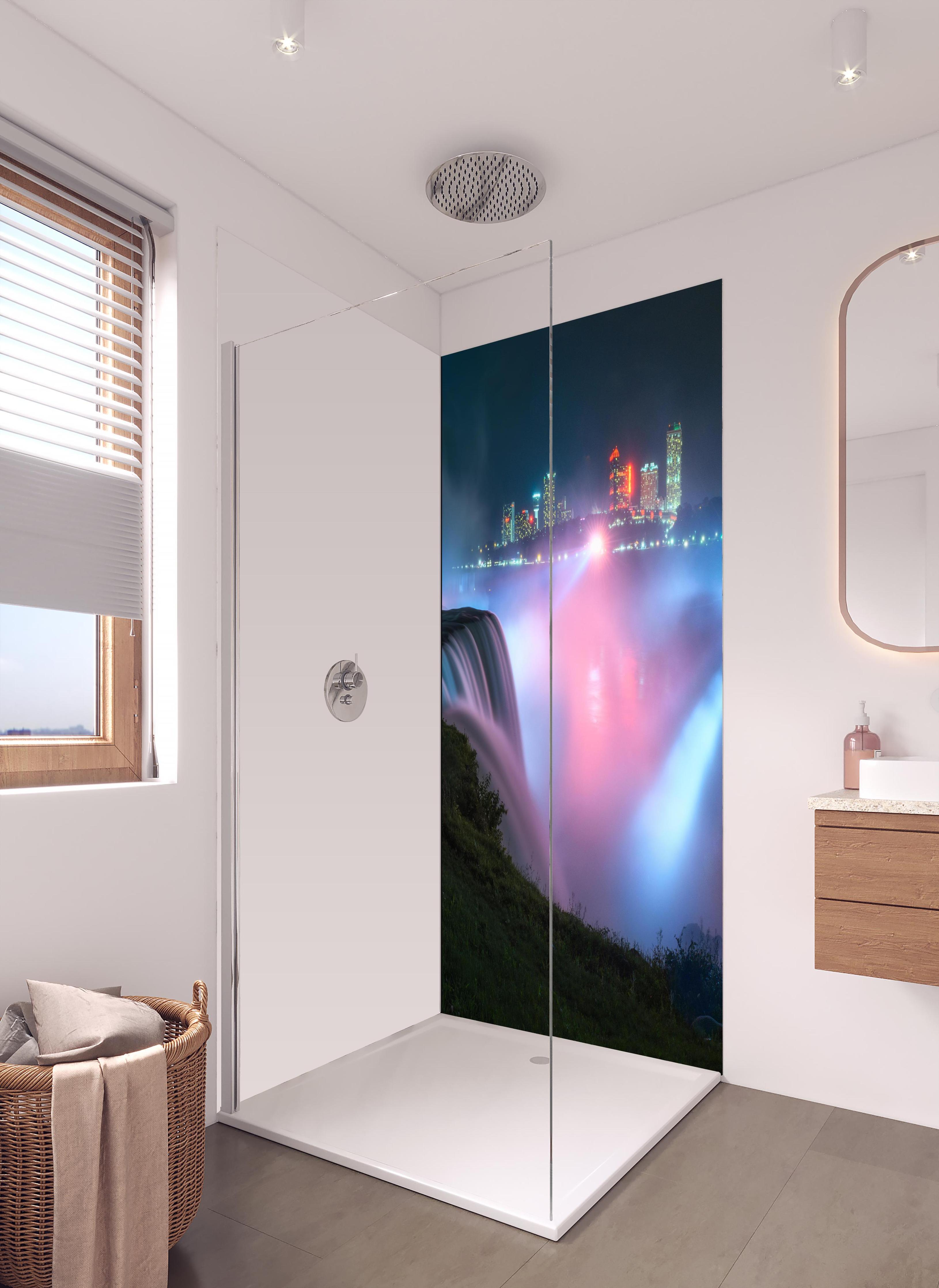 Duschrückwand - Niagarafälle bei Nacht in hellem Badezimmer mit Regenduschkopf - einteilige Duschrückwand