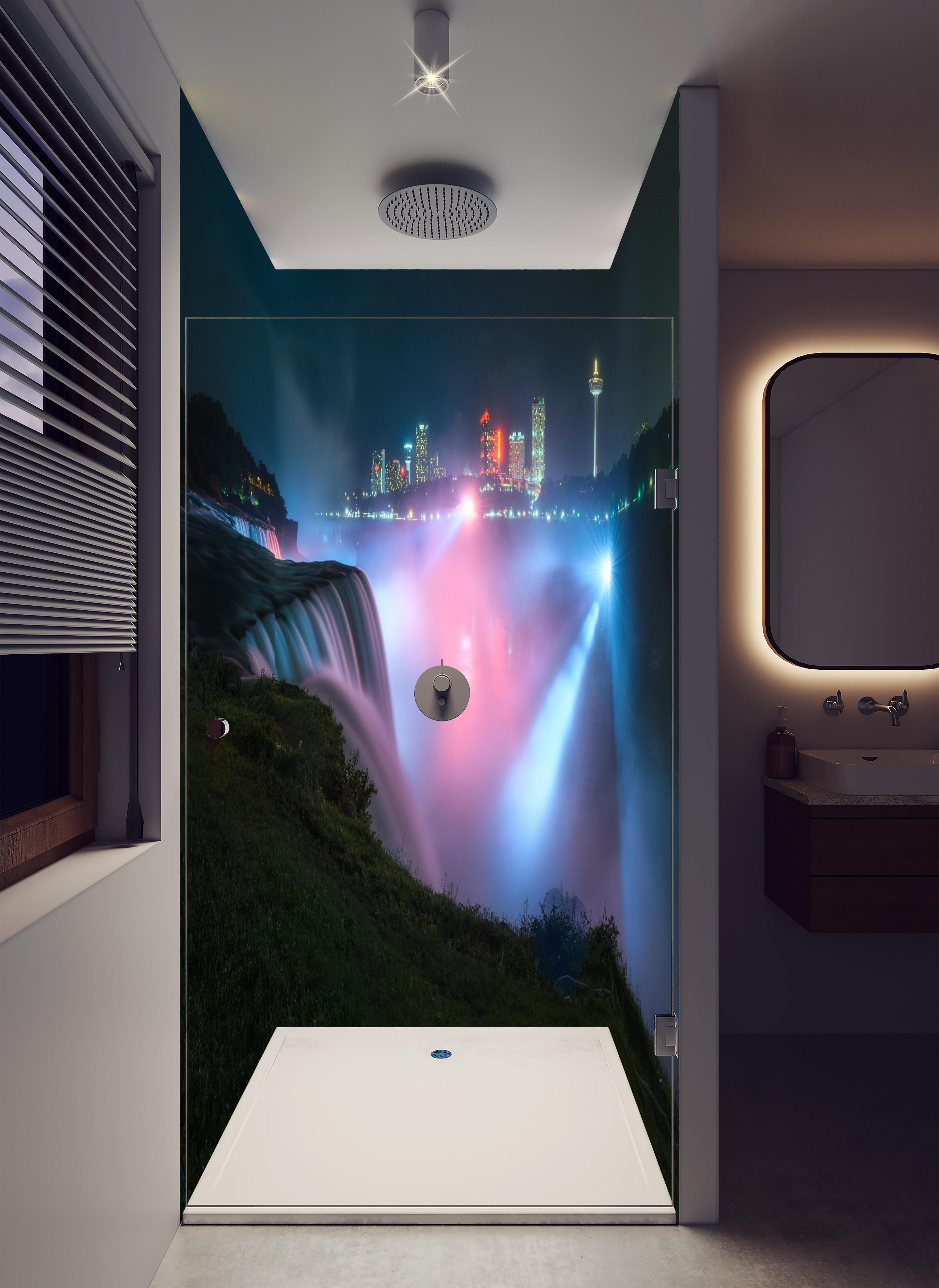 Duschrückwand - Niagarafälle bei Nacht in luxuriöser Dusche mit Regenduschkopf