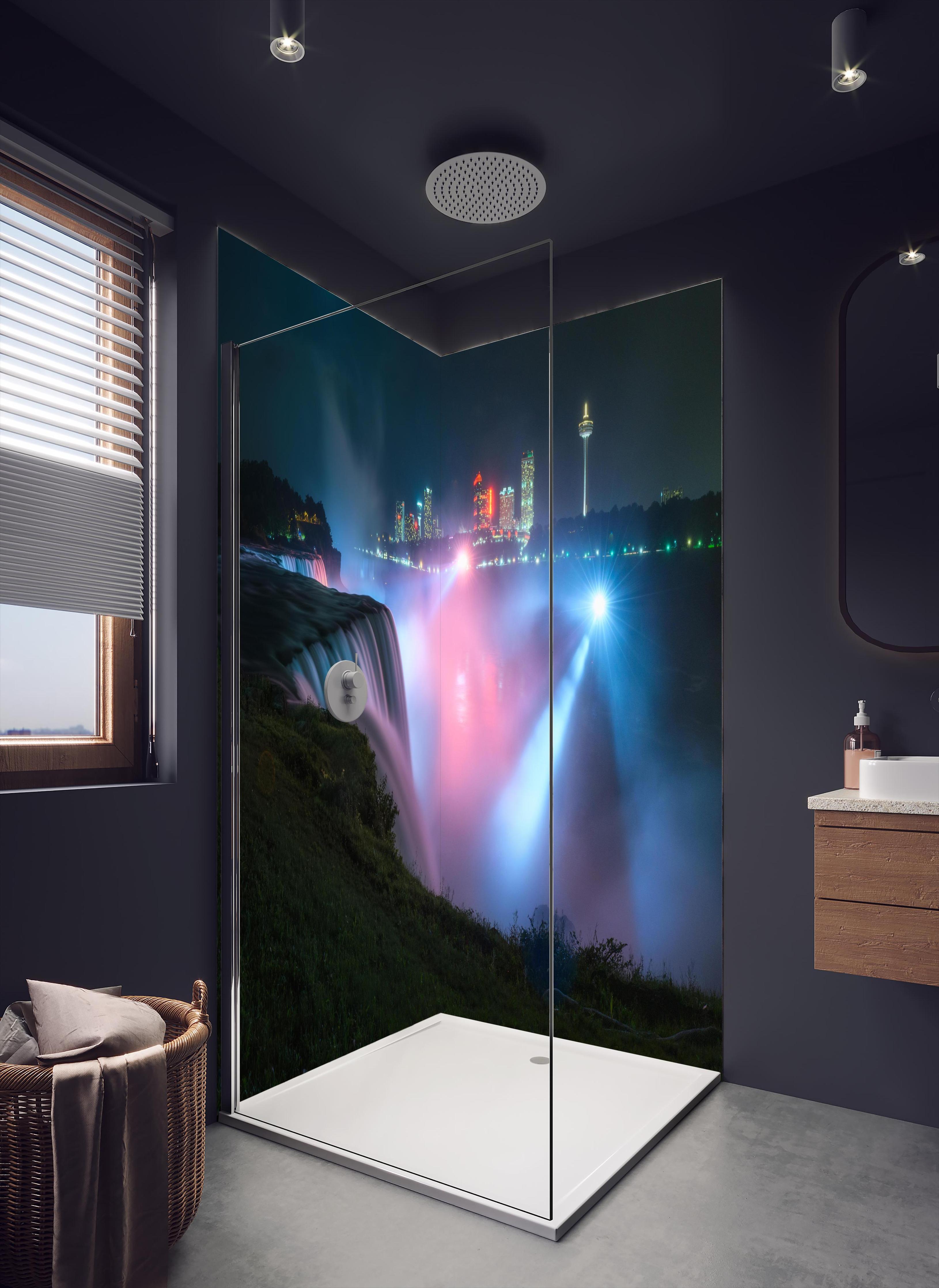 Duschrückwand - Niagarafälle bei Nacht in dunklem Badezimmer mit Regenduschkopf