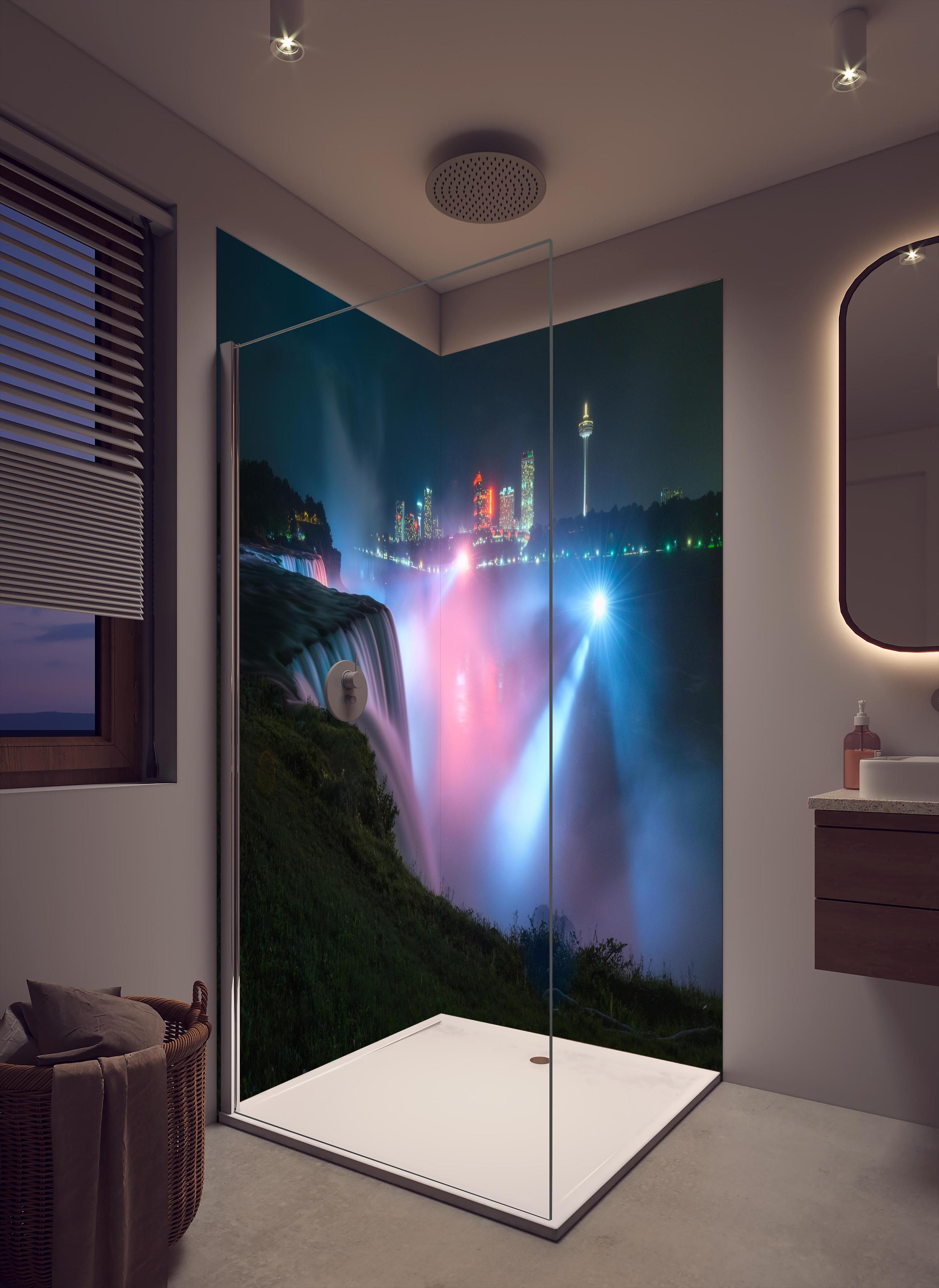 Duschrückwand - Niagarafälle bei Nacht in cremefarbenem Badezimmer mit Regenduschkopf