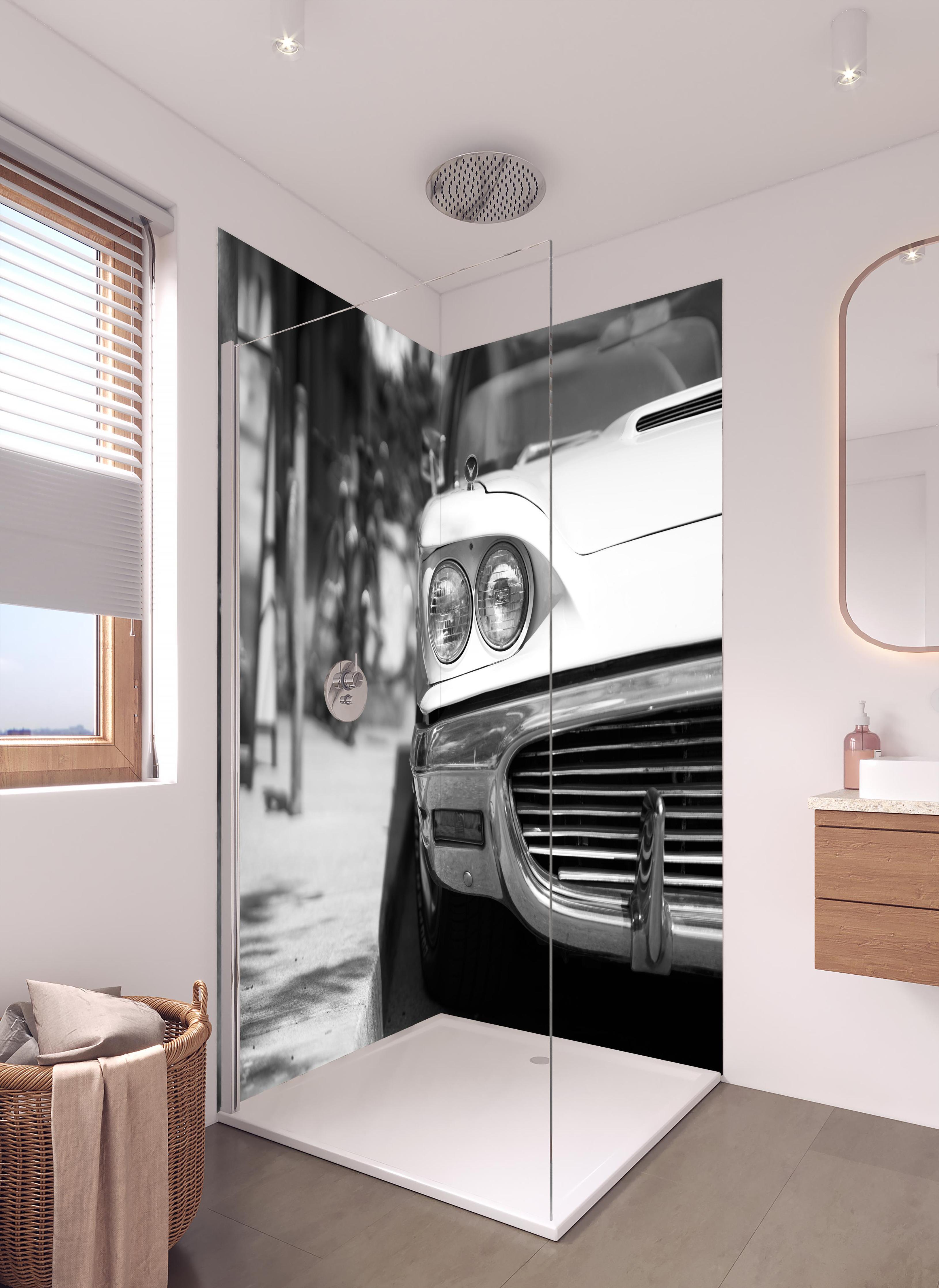 Duschrückwand - Oldtimer-Scheinwerfer in hellem Badezimmer mit Regenduschkopf - zweiteilige Eck-Duschrückwand