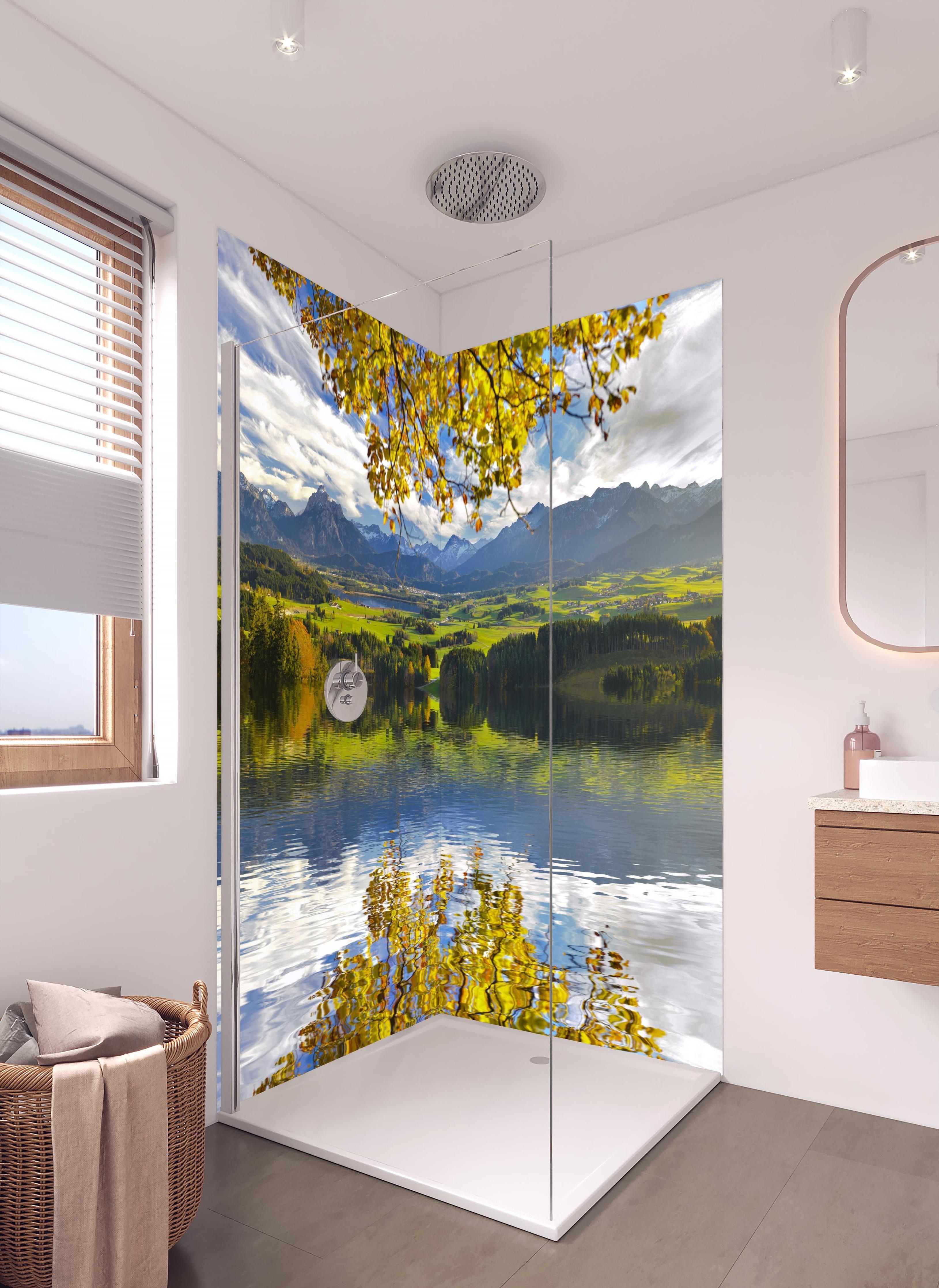 Duschrückwand - Panoramalandschaft in Bayern im Herbst in hellem Badezimmer mit Regenduschkopf - zweiteilige Eck-Duschrückwand