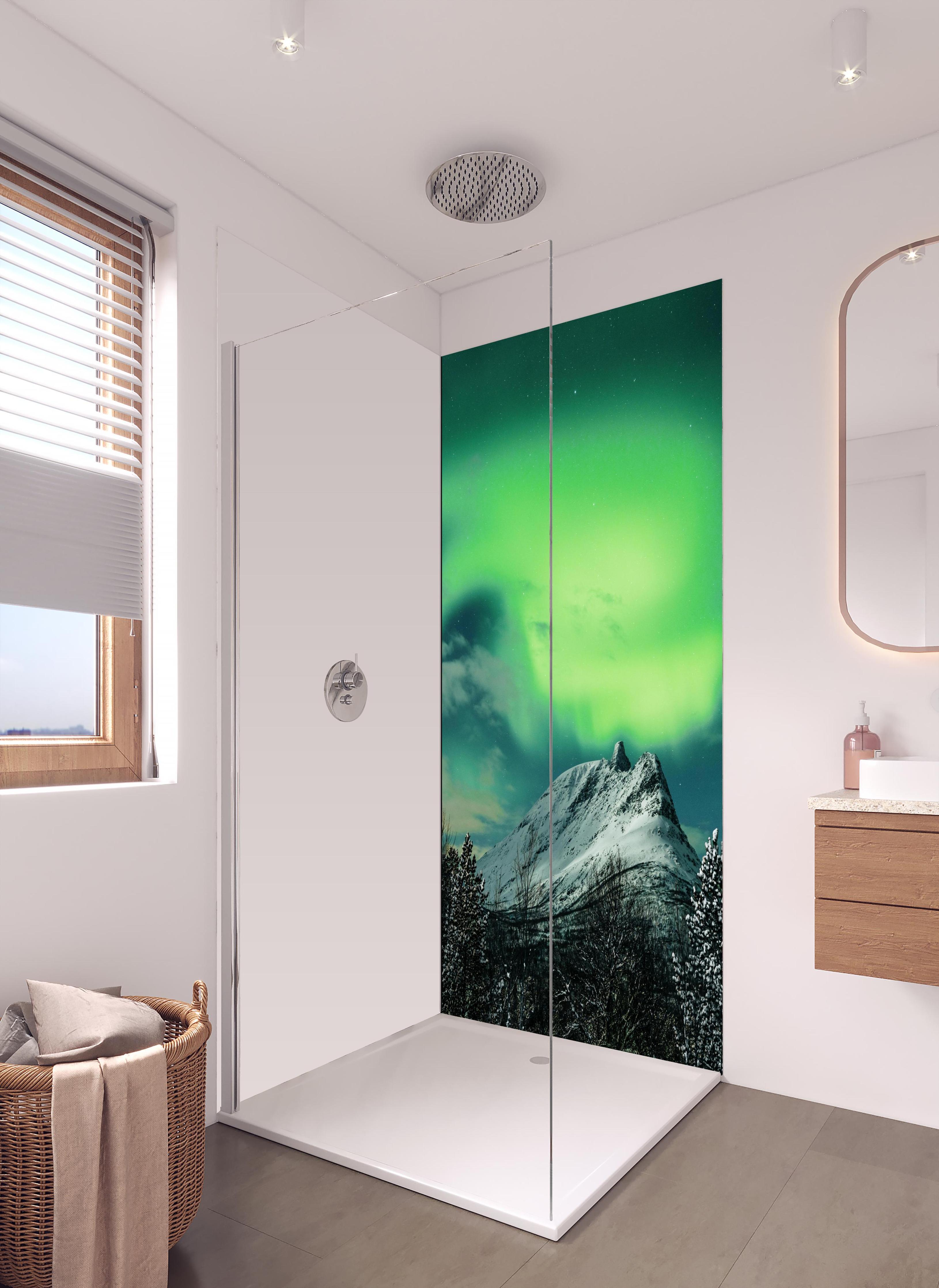 Duschrückwand - Polarlichter über Berg in Nordnorwegen in hellem Badezimmer mit Regenduschkopf - einteilige Duschrückwand