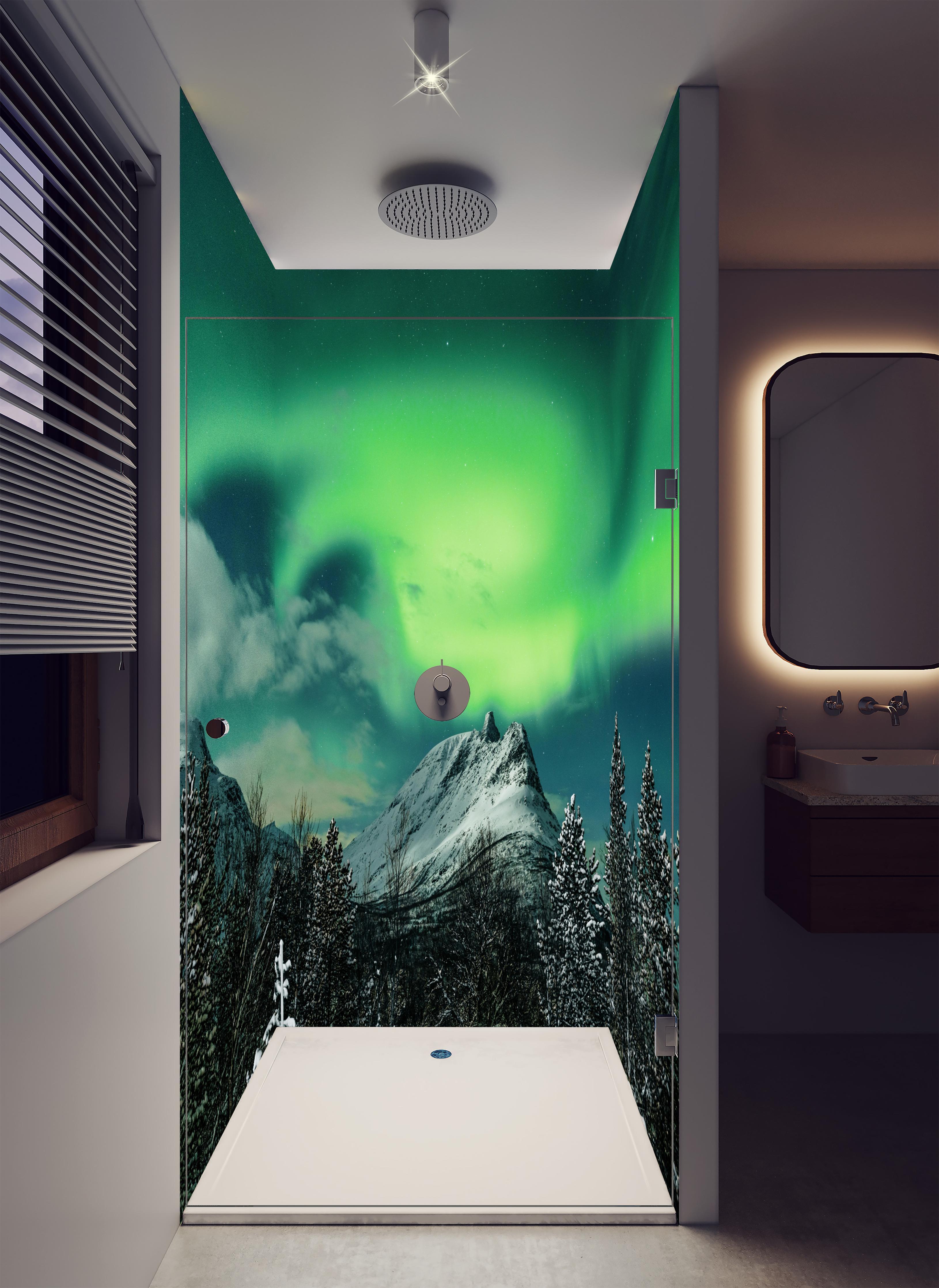 Duschrückwand - Polarlichter über Berg in Nordnorwegen in luxuriöser Dusche mit Regenduschkopf