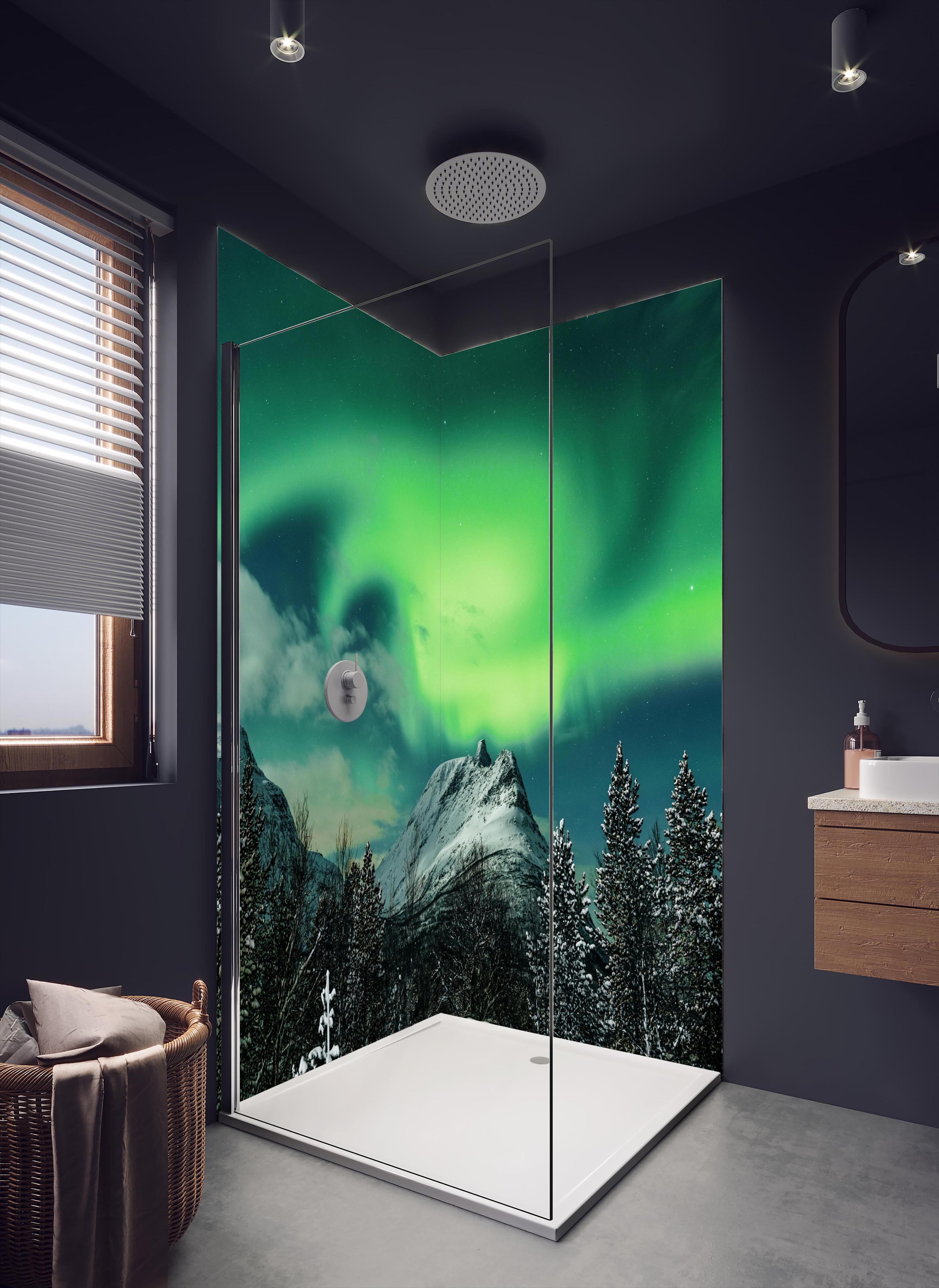 Duschrückwand - Polarlichter über Berg in Nordnorwegen in dunklem Badezimmer mit Regenduschkopf