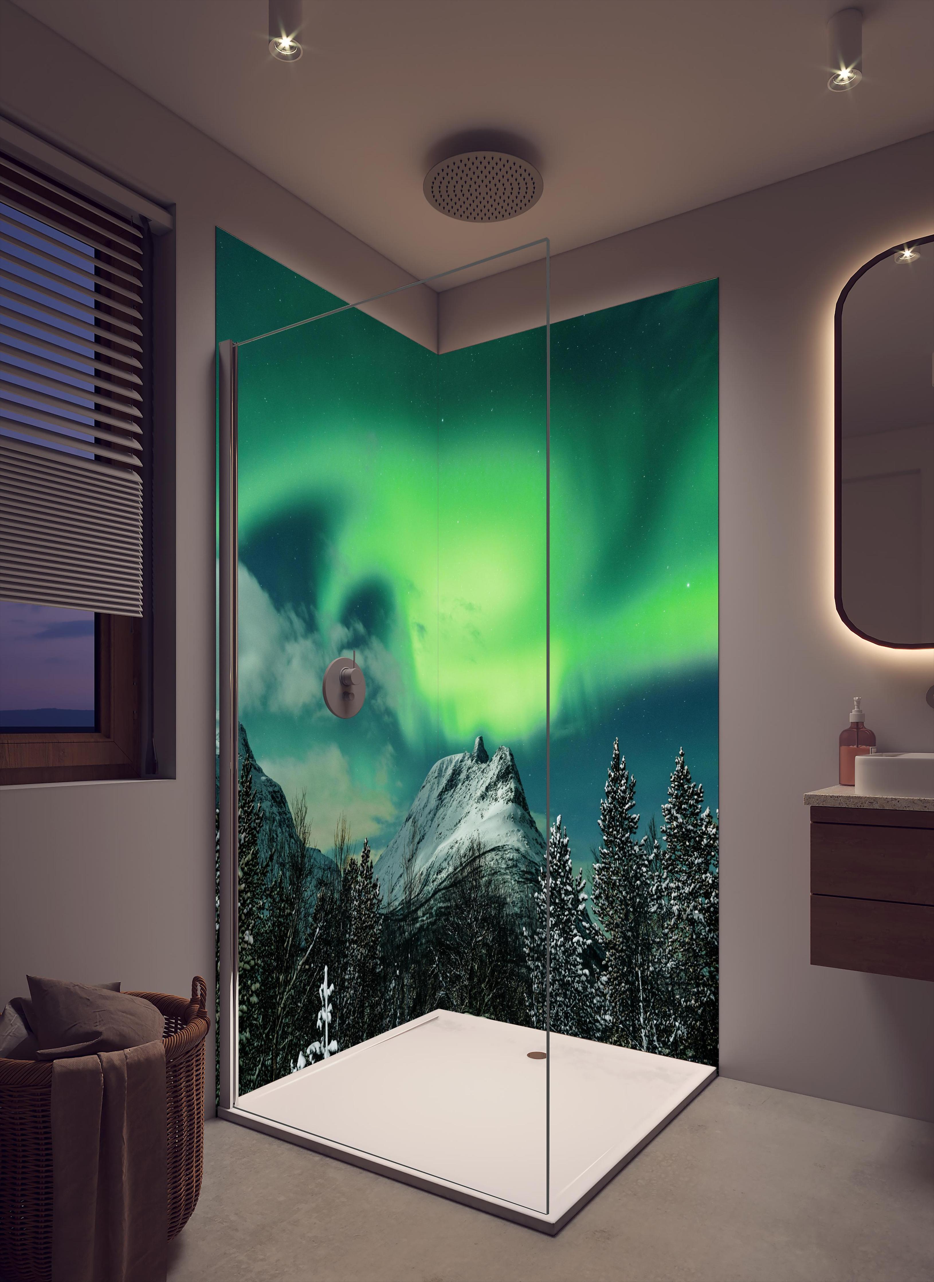 Duschrückwand - Polarlichter über Berg in Nordnorwegen in cremefarbenem Badezimmer mit Regenduschkopf
