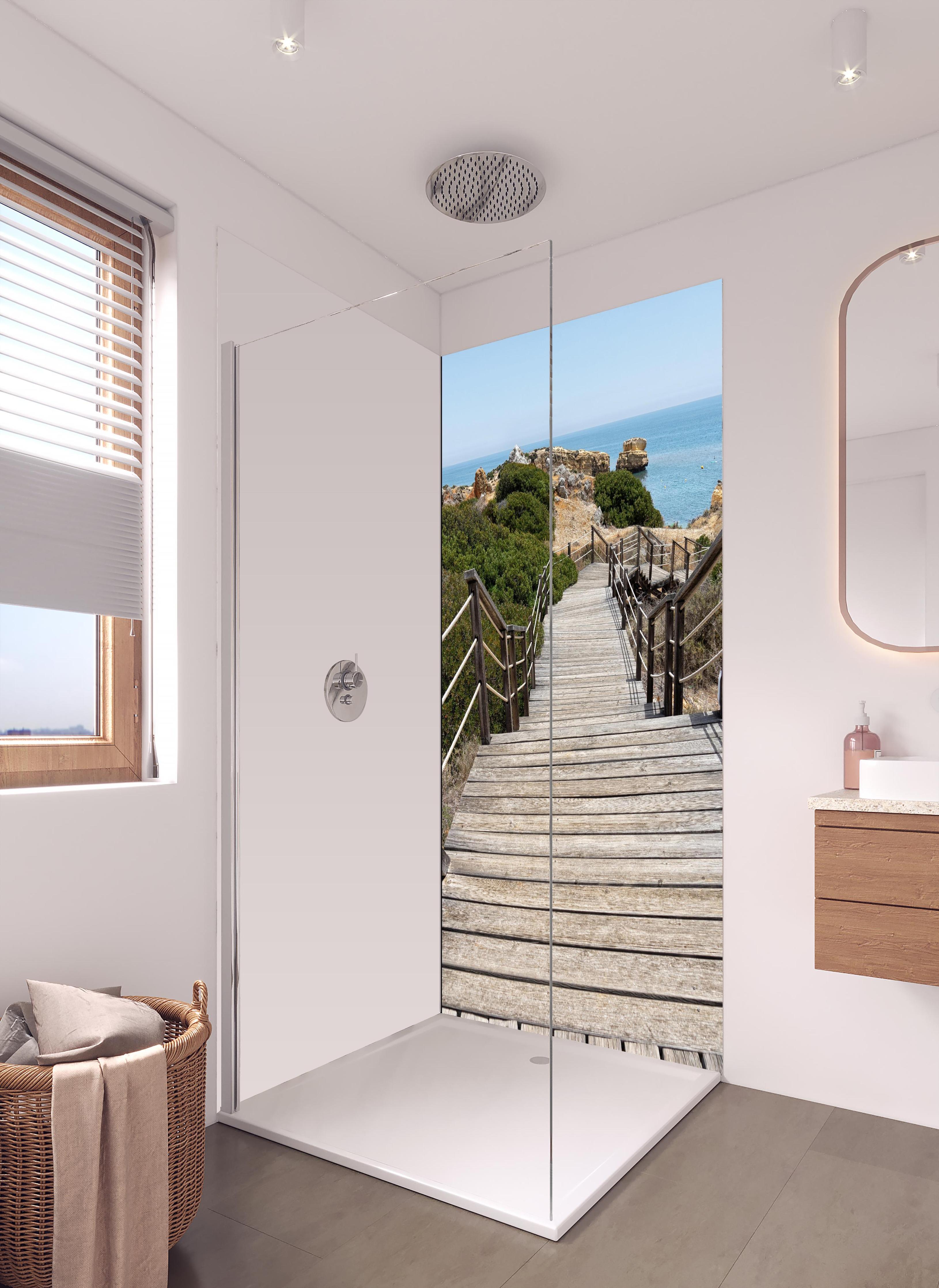 Duschrückwand - Portugal Küstenlinie in hellem Badezimmer mit Regenduschkopf - einteilige Duschrückwand
