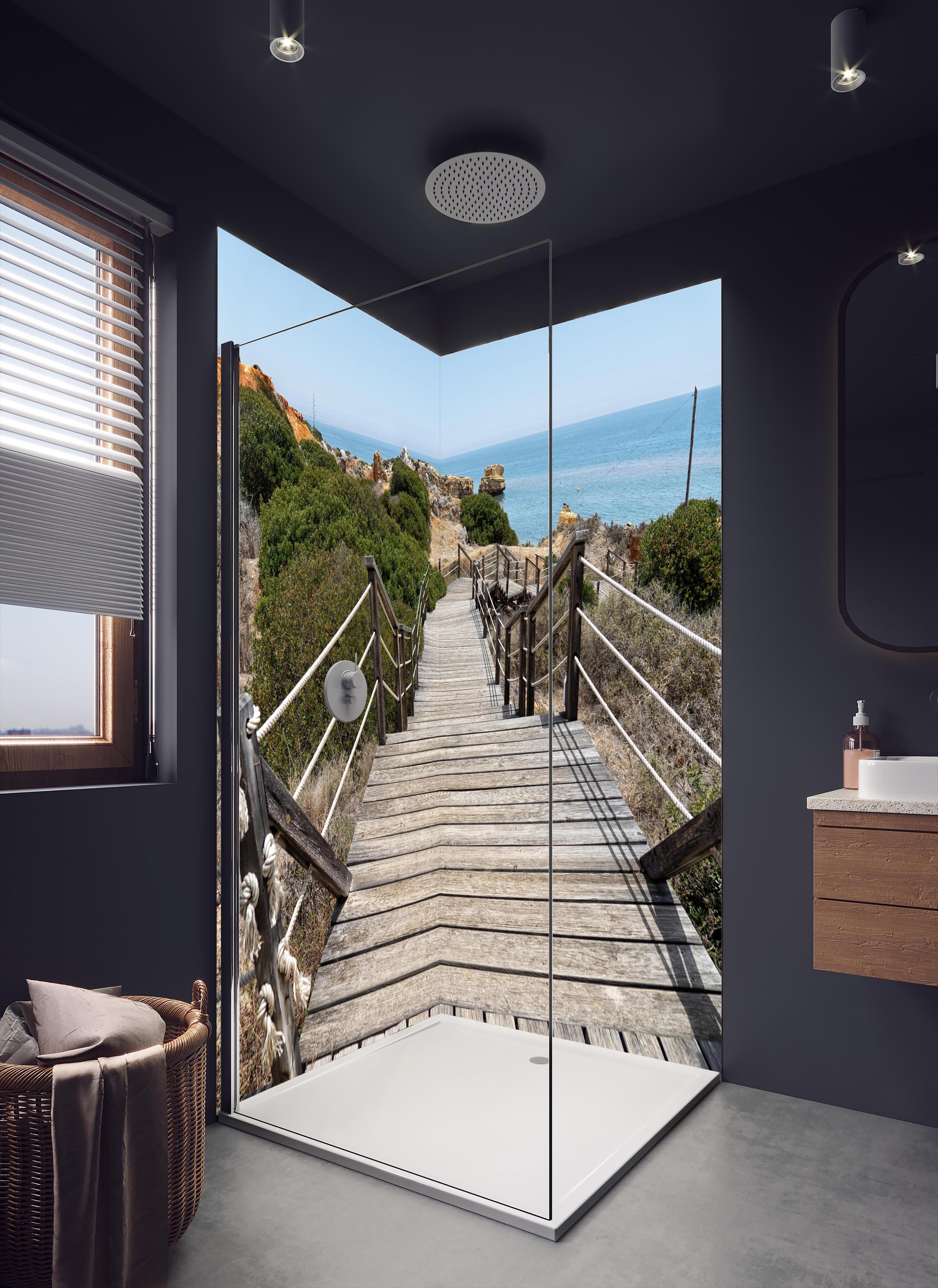 Duschrückwand - Portugal Küstenlinie in dunklem Badezimmer mit Regenduschkopf