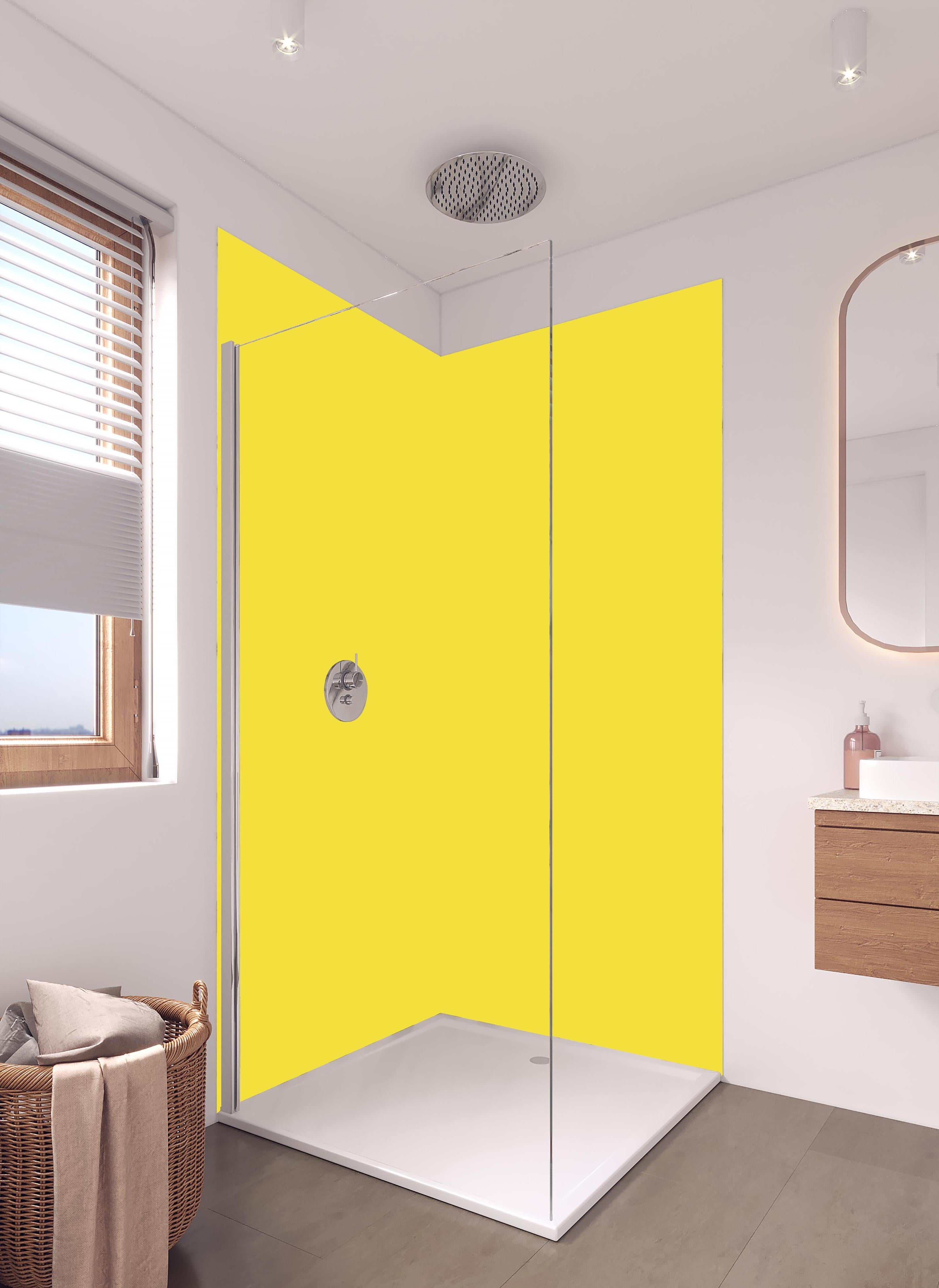 Duschrückwand - RAL 1018 (Zinkgelb) in hellem Badezimmer mit Regenduschkopf - zweiteilige Eck-Duschrückwand